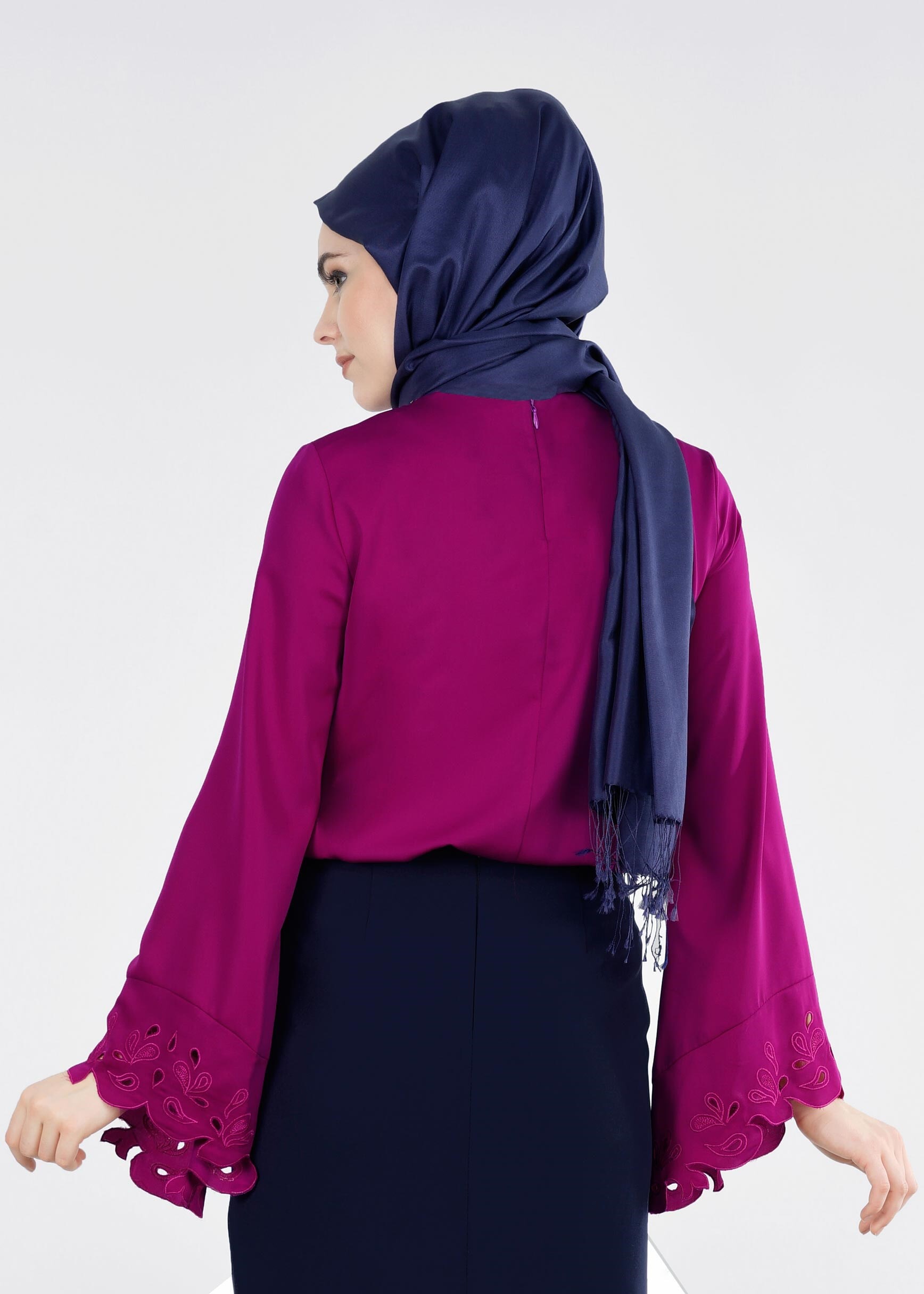 Tesettür giyim MOR YAKASI TAŞ DETAYLI KOLLARI VOLANLI BLUZ 4114