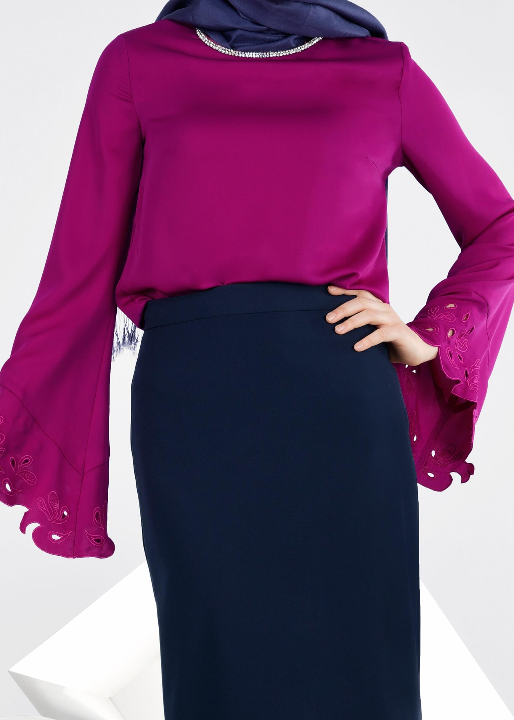 Tesettür giyim MOR YAKASI TAŞ DETAYLI KOLLARI VOLANLI BLUZ 4114