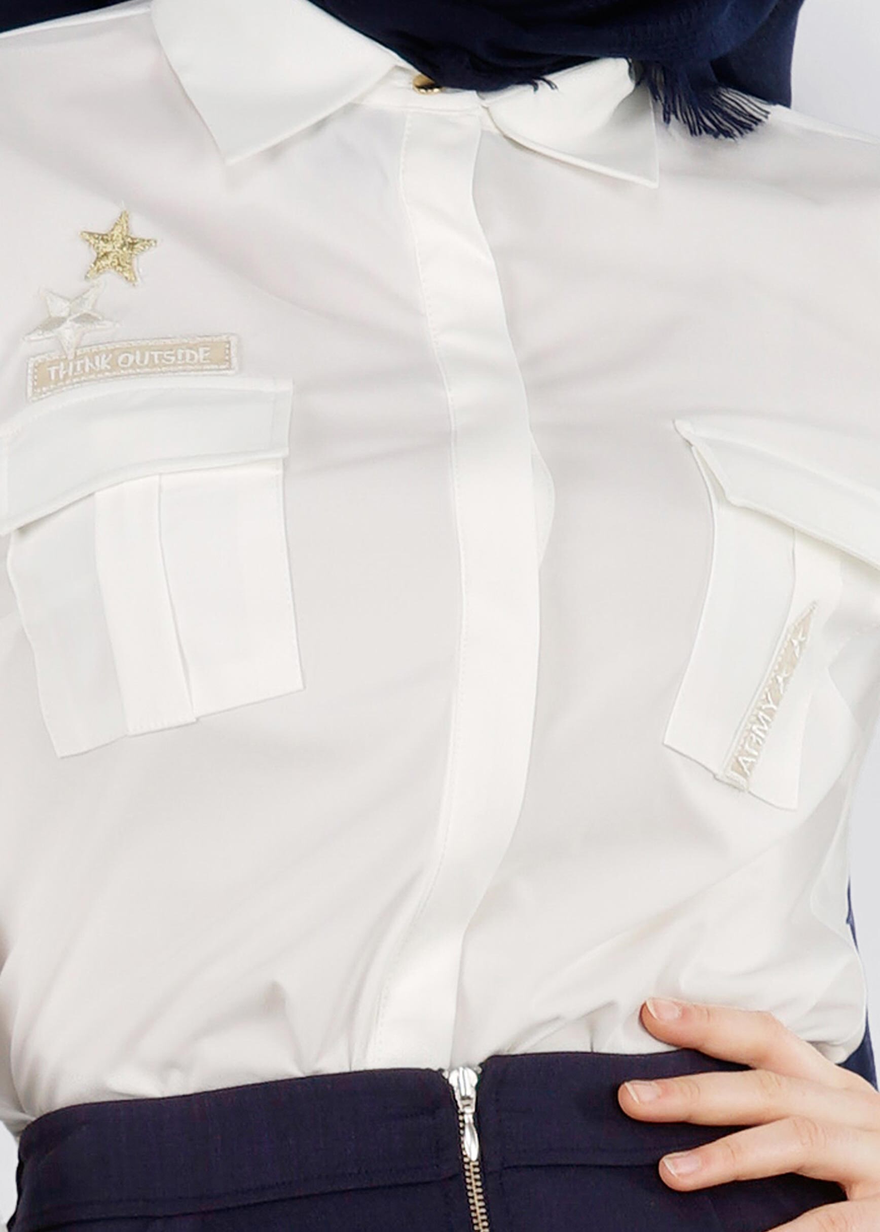 Tesettür giyim BEYAZ BASKI DETAYLI DÜĞMELİ BLUZ 4178