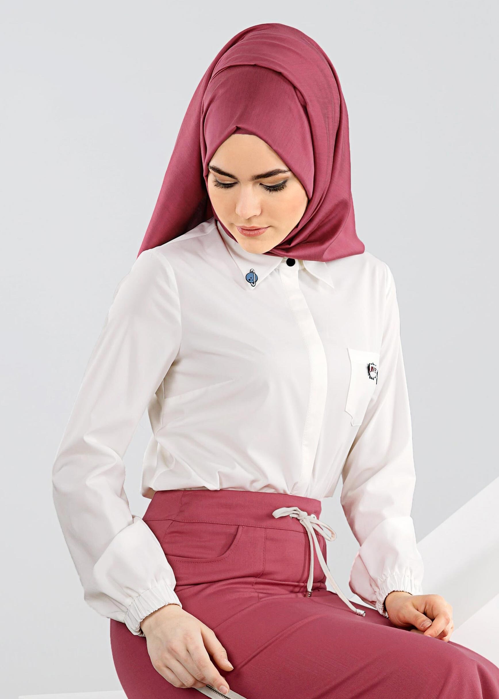 Tesettür giyim BEYAZ BROŞ DETAYLI BLUZ  4190 