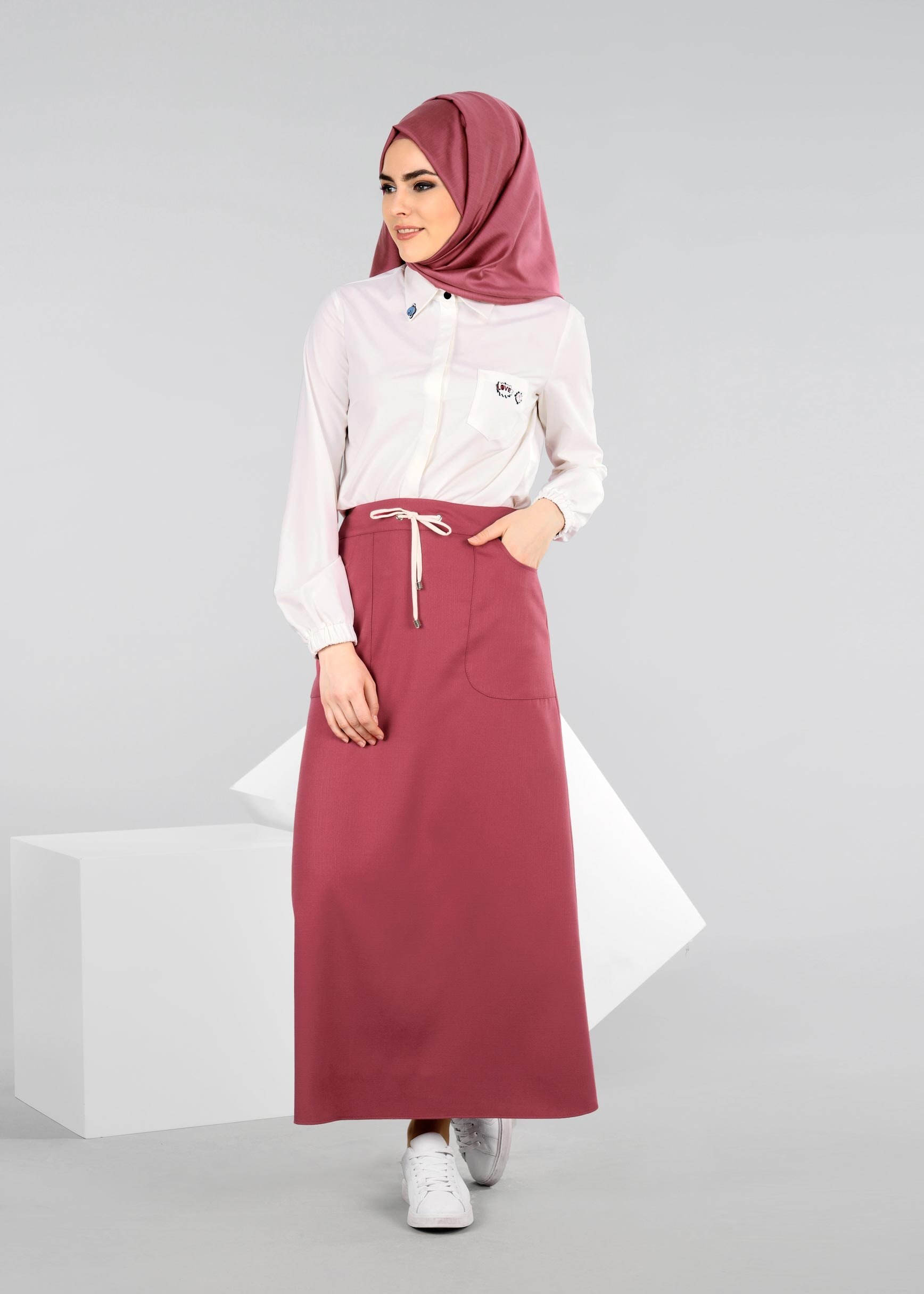 Tesettür giyim BEYAZ BROŞ DETAYLI BLUZ  4190 