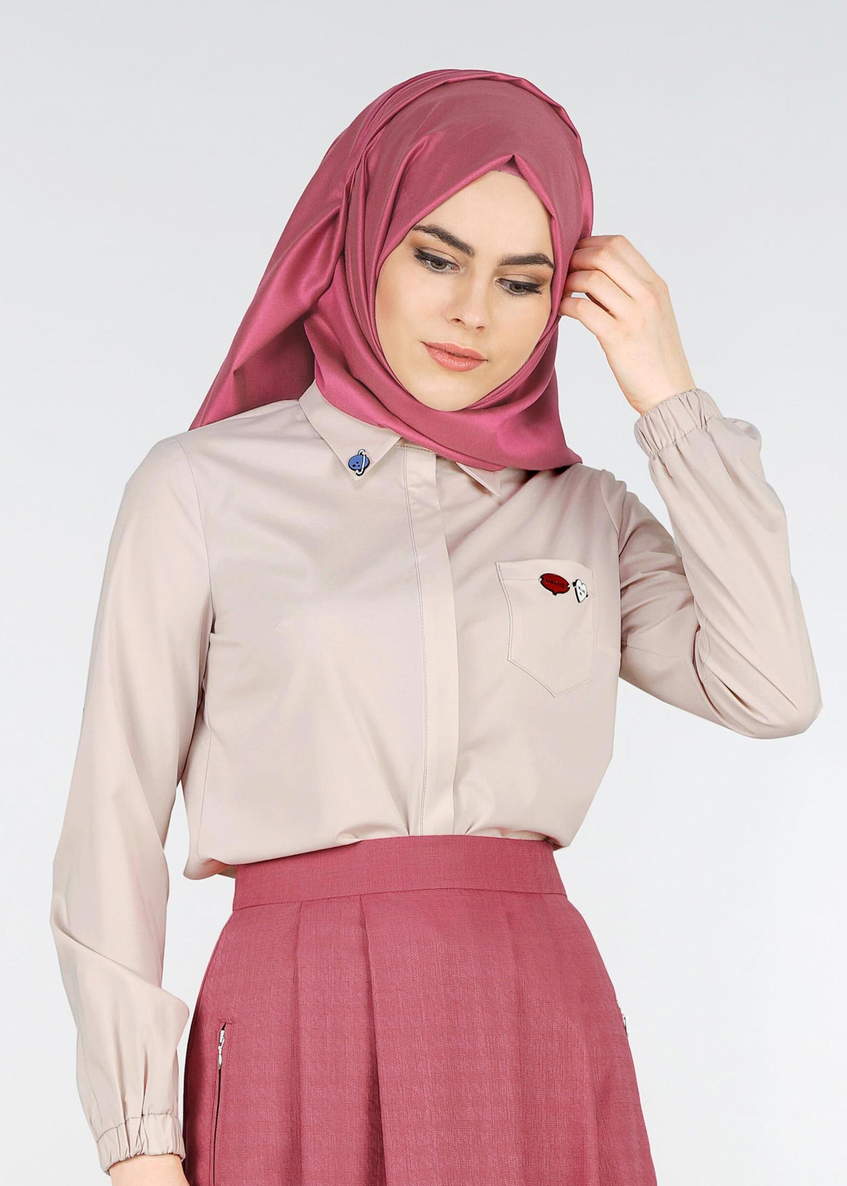 Tesettür giyim BEJ BROŞ DETAYLI BLUZ  4190 