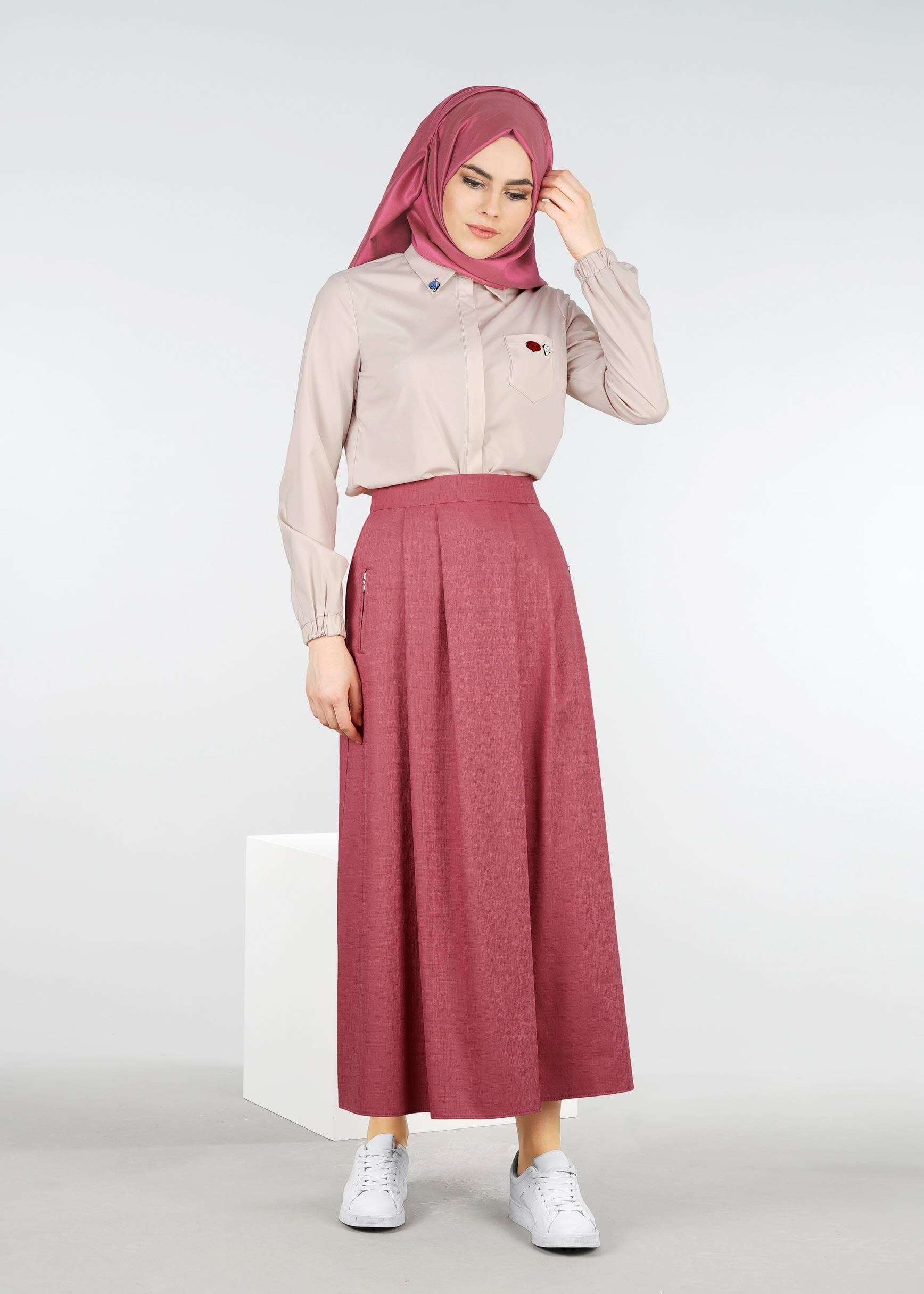 Tesettür giyim BEJ BROŞ DETAYLI BLUZ  4190 