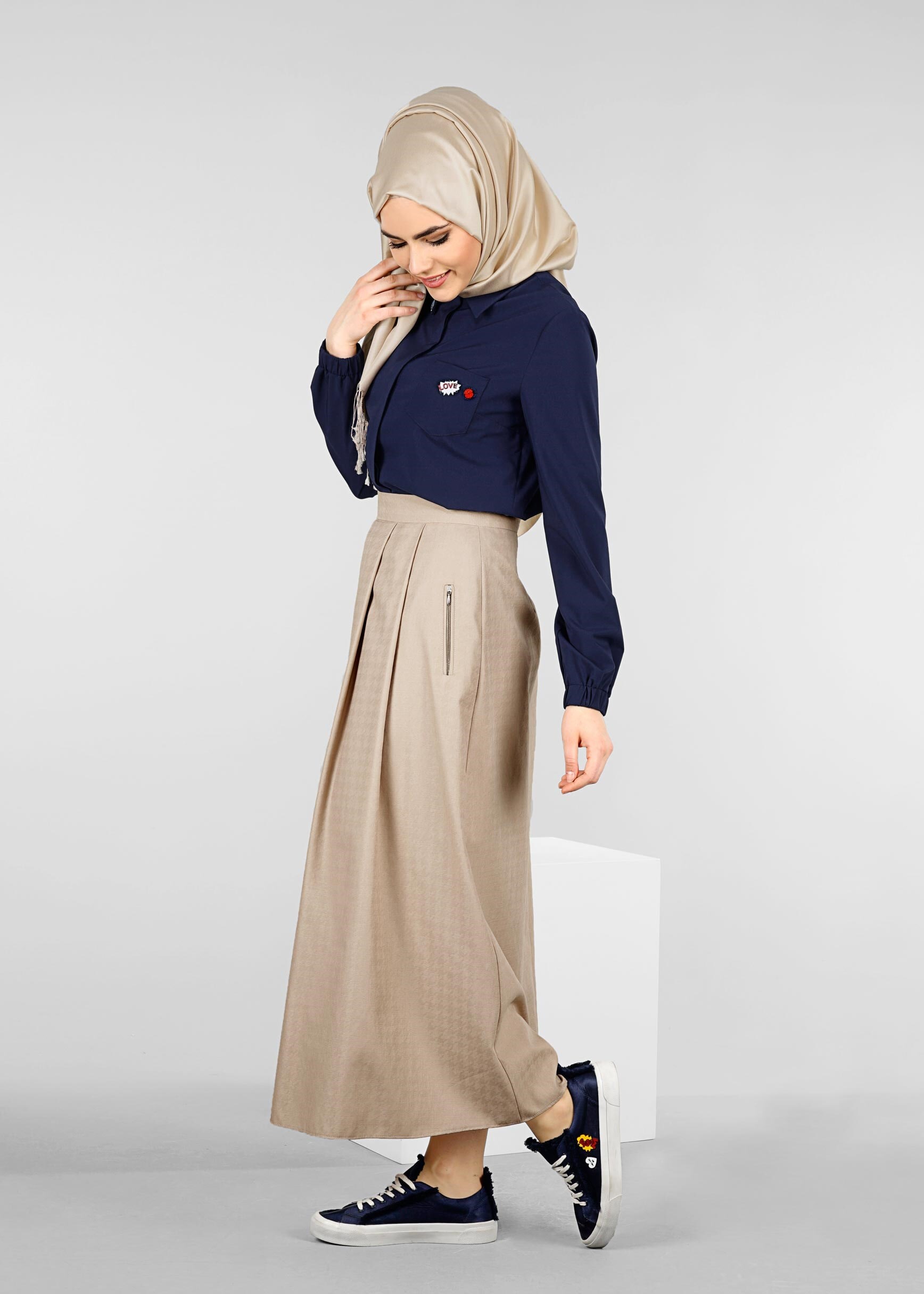 Tesettür giyim LACİVERT BROŞ DETAYLI BLUZ  4190 