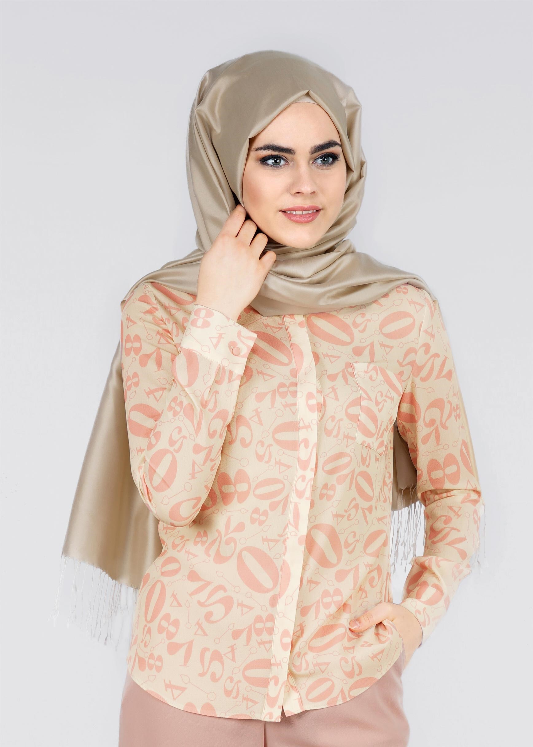 Tesettür giyim PUDRA DESENLİ GİZLİ DÜĞMELİ BLUZ 4324