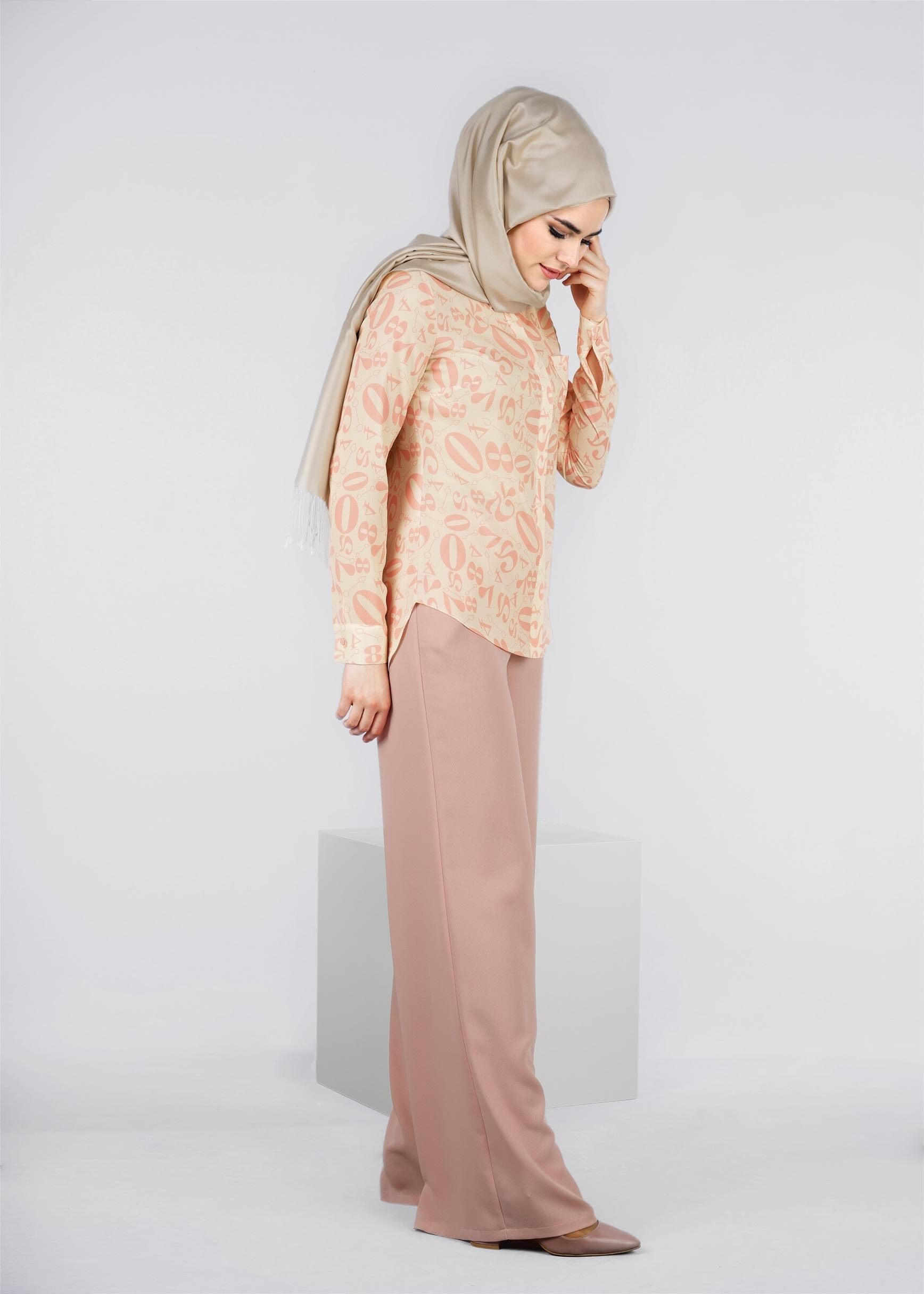 Tesettür giyim PUDRA DESENLİ GİZLİ DÜĞMELİ BLUZ 4324