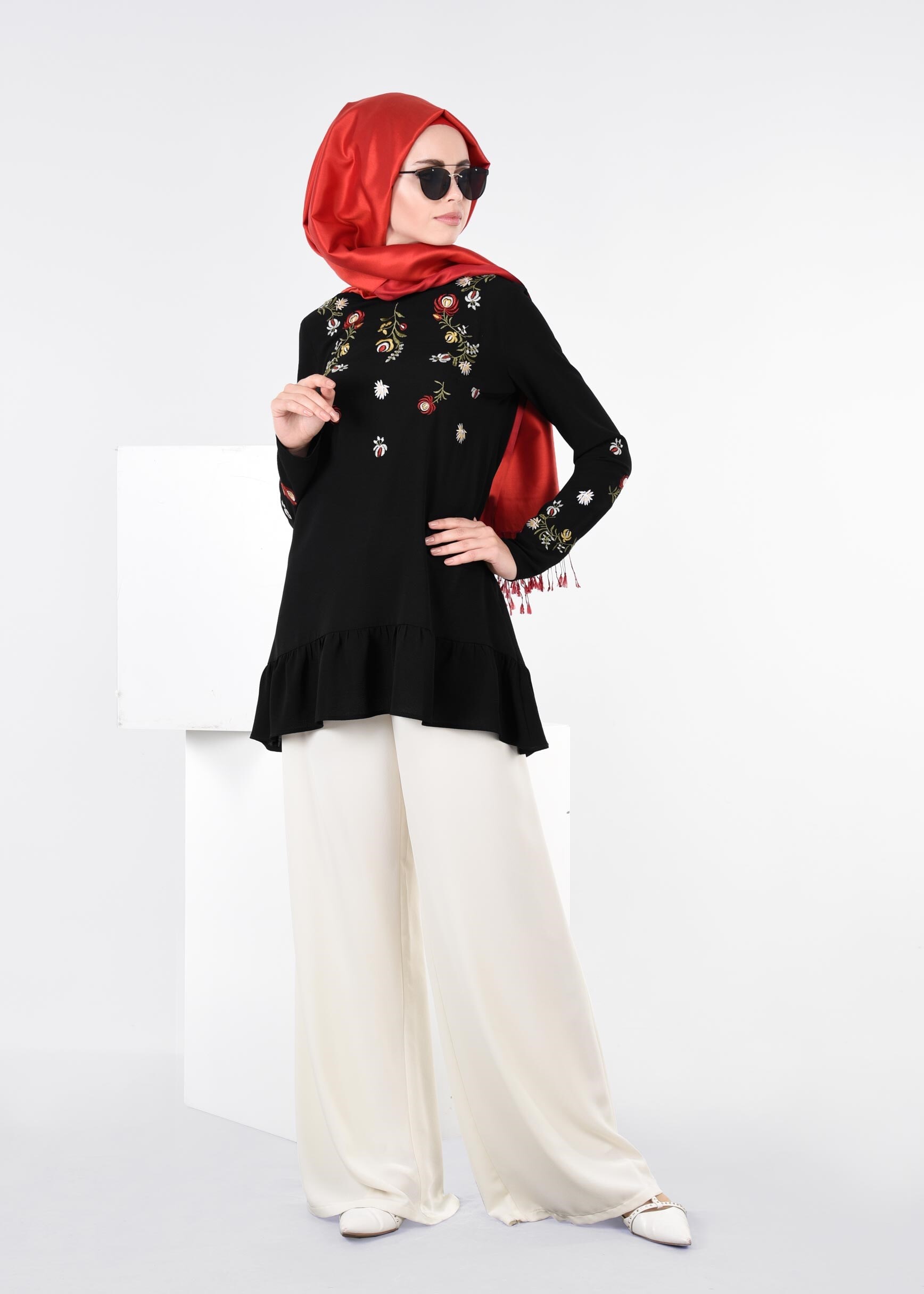 Tesettür giyim SİYAH ÇİÇEK NAKIŞ İŞLEMELİ VOLANLI BLUZ 4336