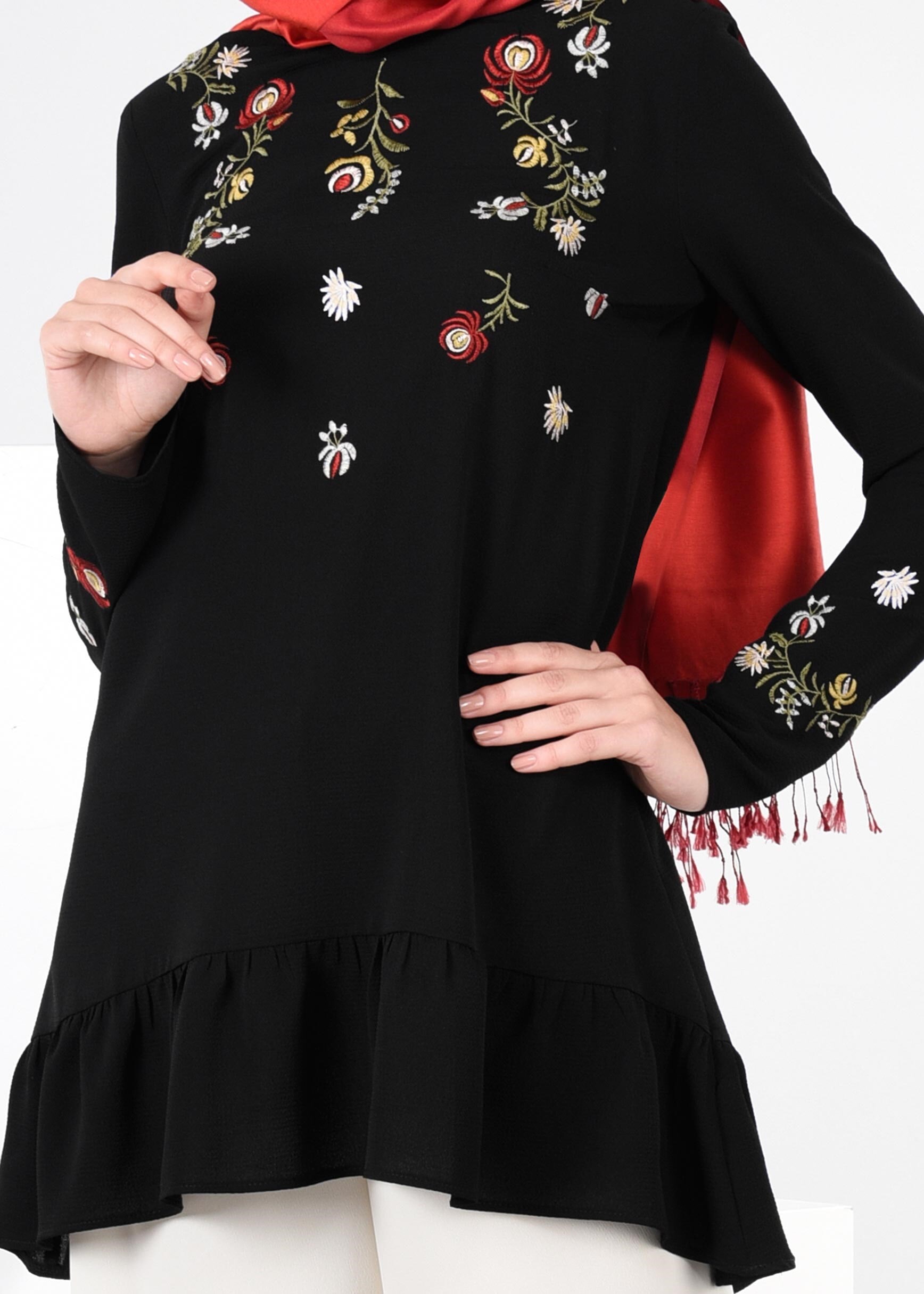 Tesettür giyim SİYAH ÇİÇEK NAKIŞ İŞLEMELİ VOLANLI BLUZ 4336