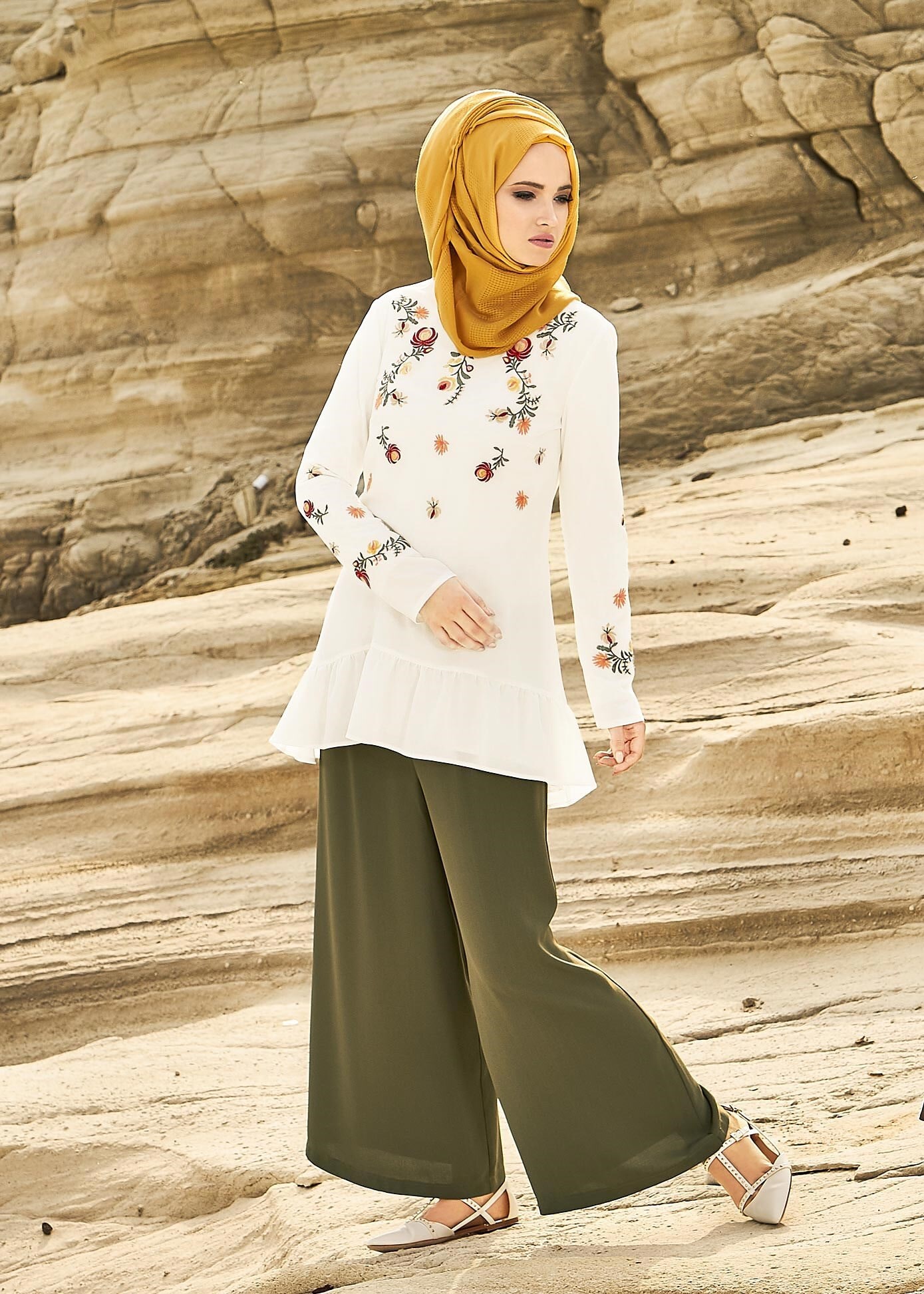 Tesettür giyim BEYAZ ÇİÇEK NAKIŞ İŞLEMELİ VOLANLI BLUZ 4336