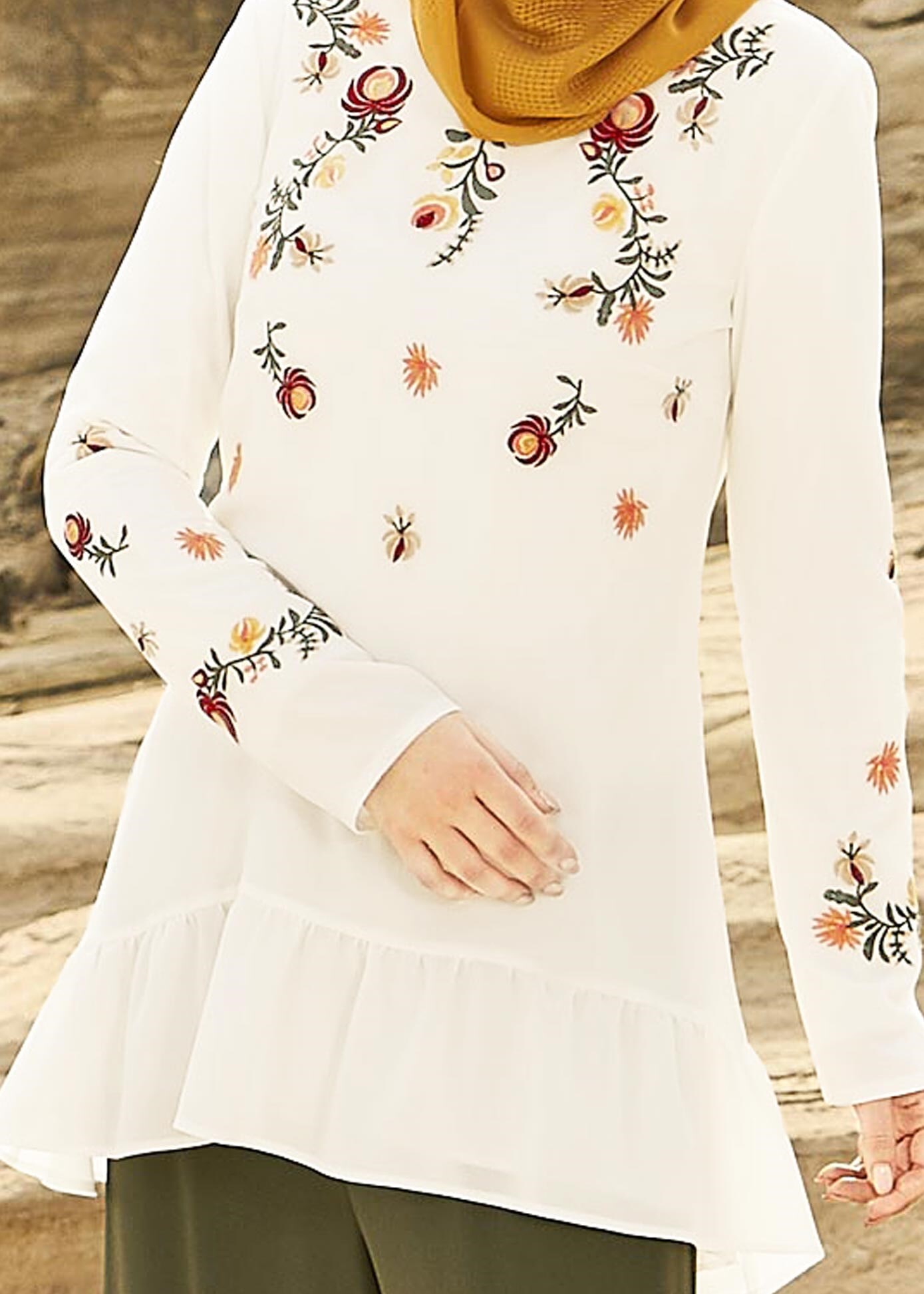 Tesettür giyim BEYAZ ÇİÇEK NAKIŞ İŞLEMELİ VOLANLI BLUZ 4336