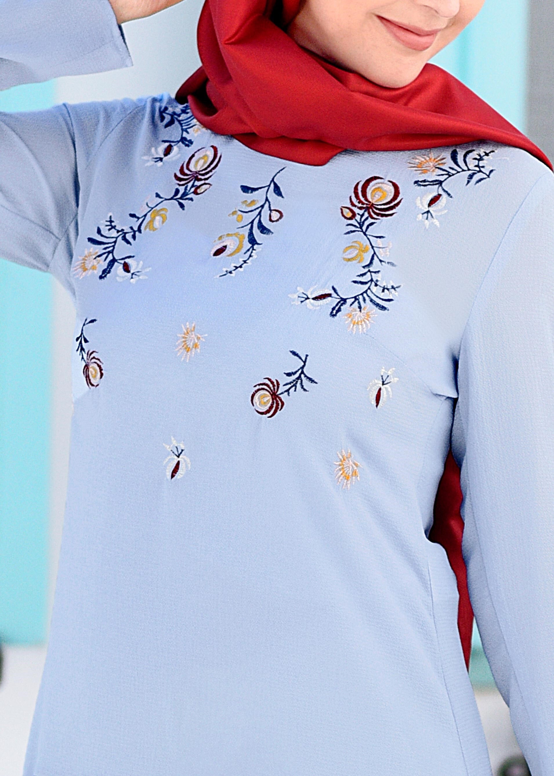 Tesettür giyim MAVİ ÇİÇEK NAKIŞ İŞLEMELİ VOLANLI BLUZ 4336