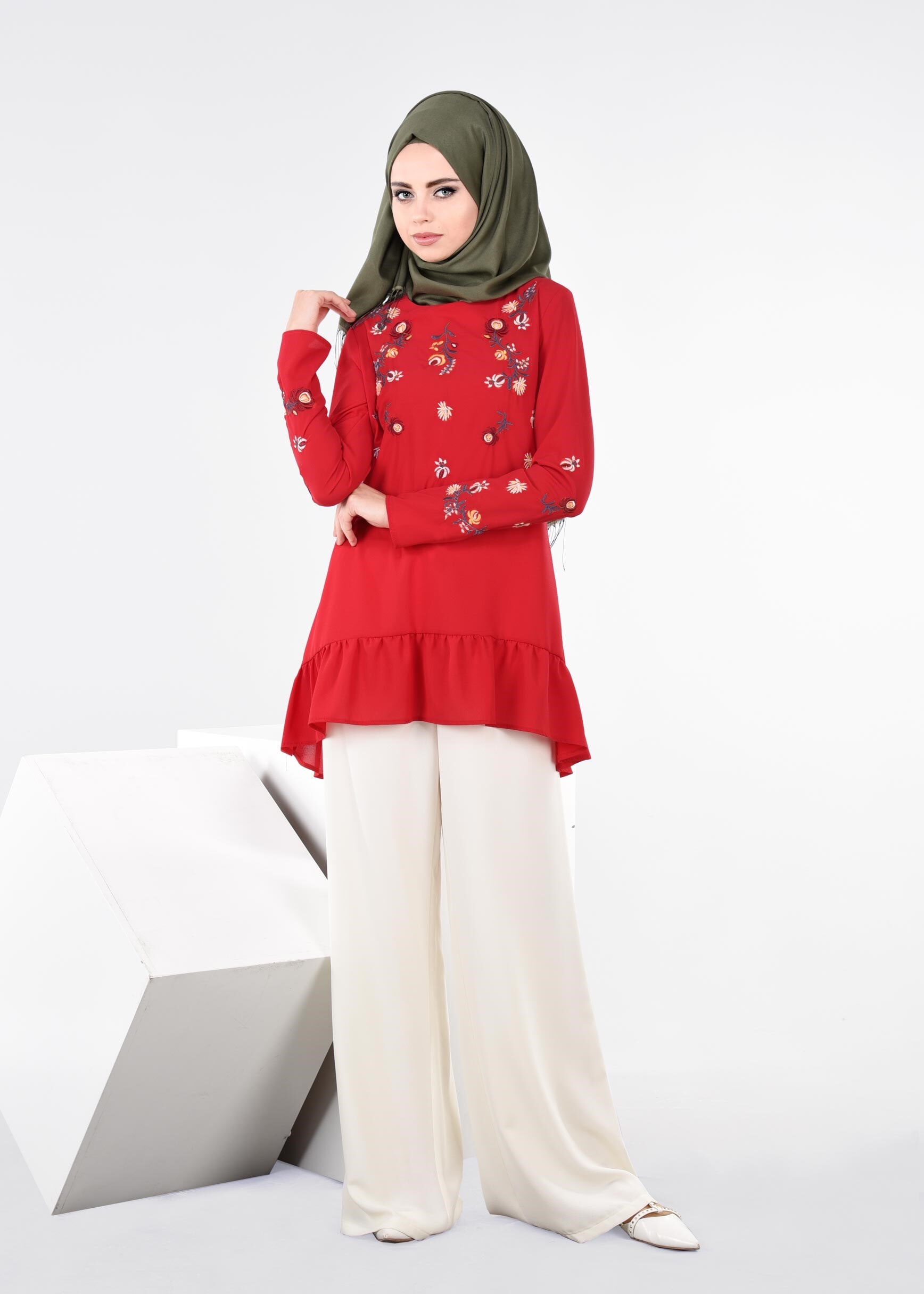 Tesettür giyim KIRMIZI ÇİÇEK NAKIŞ İŞLEMELİ VOLANLI BLUZ 4336