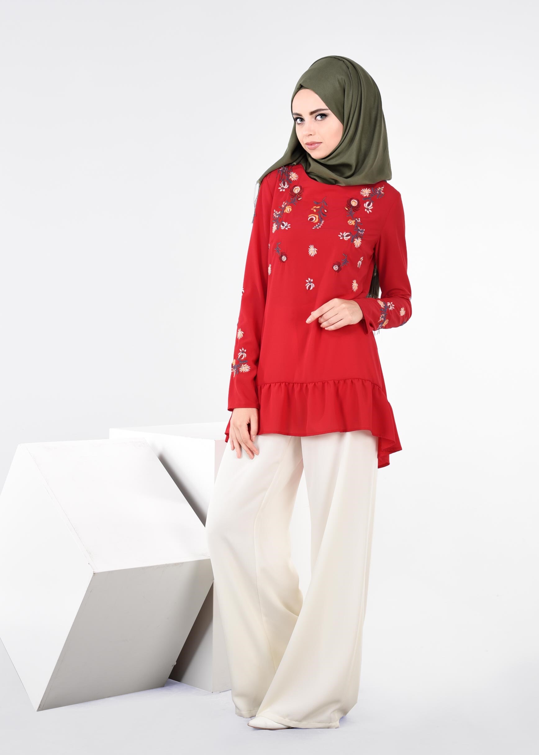 Tesettür giyim KIRMIZI ÇİÇEK NAKIŞ İŞLEMELİ VOLANLI BLUZ 4336