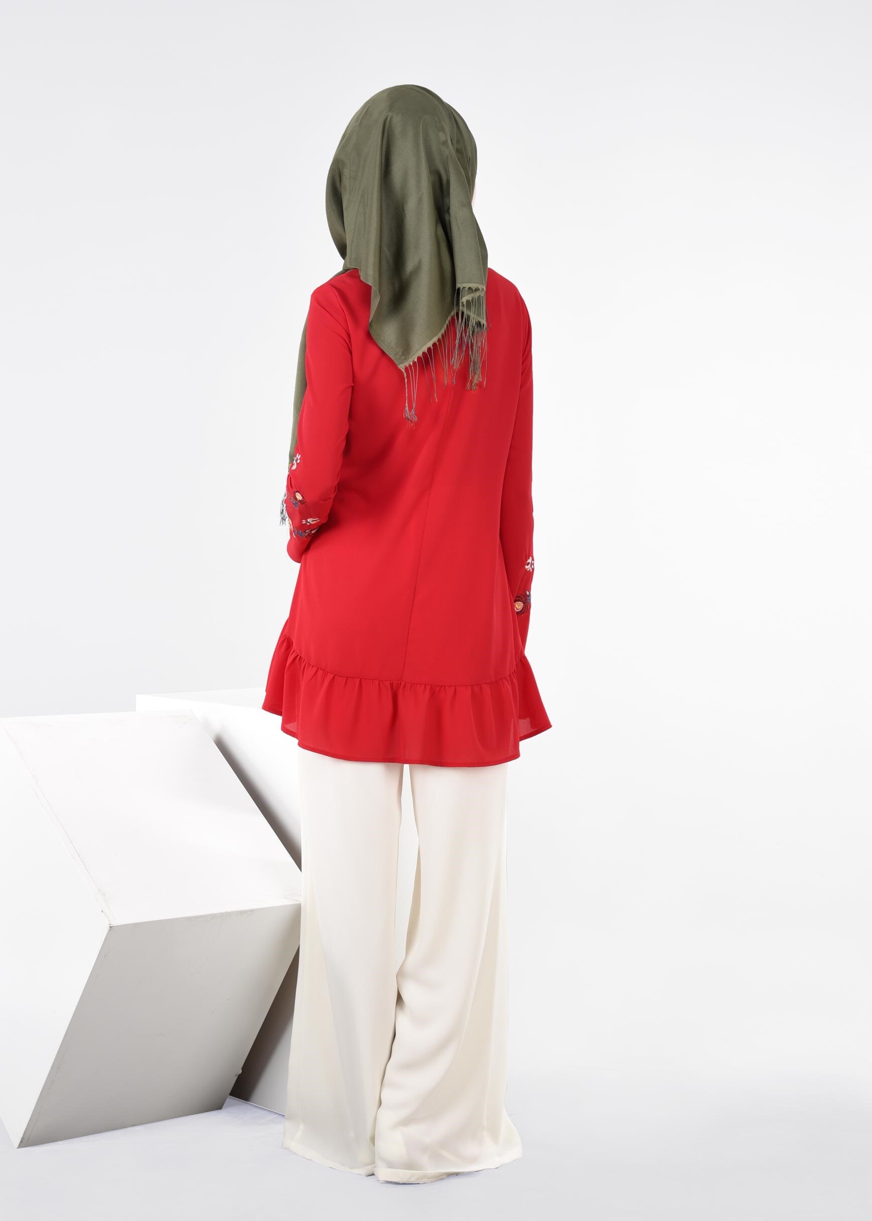 Tesettür giyim KIRMIZI ÇİÇEK NAKIŞ İŞLEMELİ VOLANLI BLUZ 4336