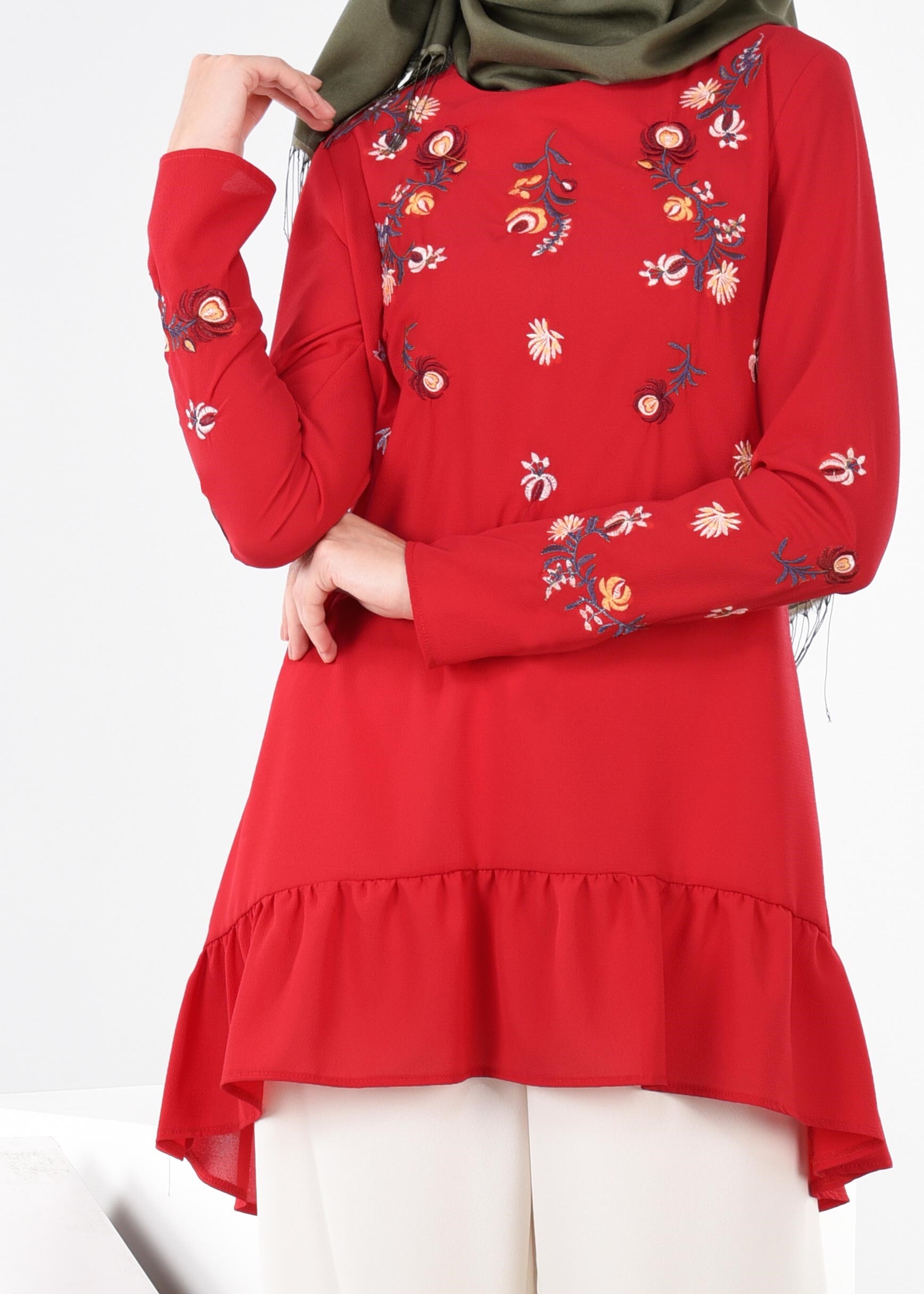 Tesettür giyim KIRMIZI ÇİÇEK NAKIŞ İŞLEMELİ VOLANLI BLUZ 4336