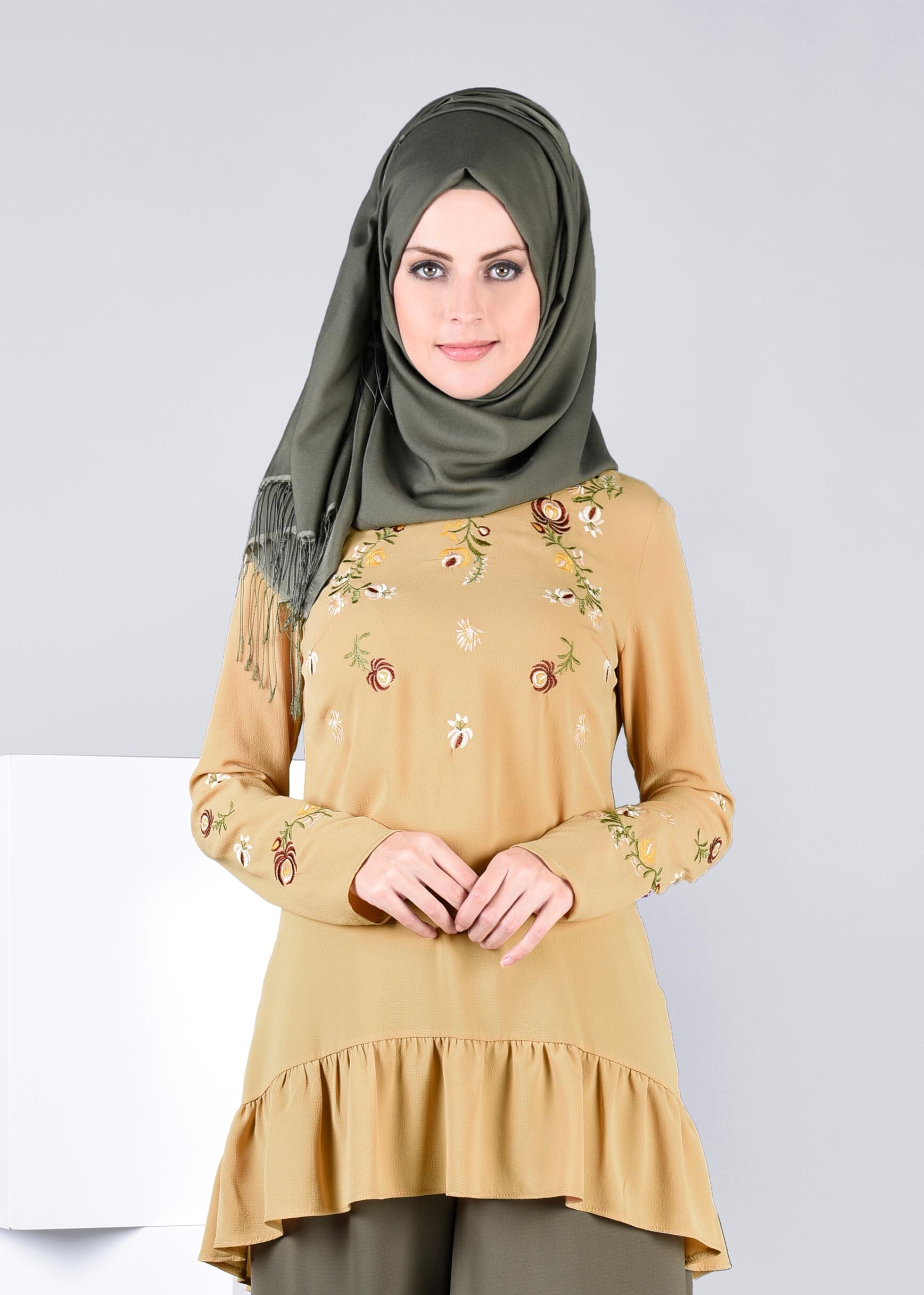 Tesettür giyim SARI ÇİÇEK NAKIŞ İŞLEMELİ VOLANLI BLUZ 4336