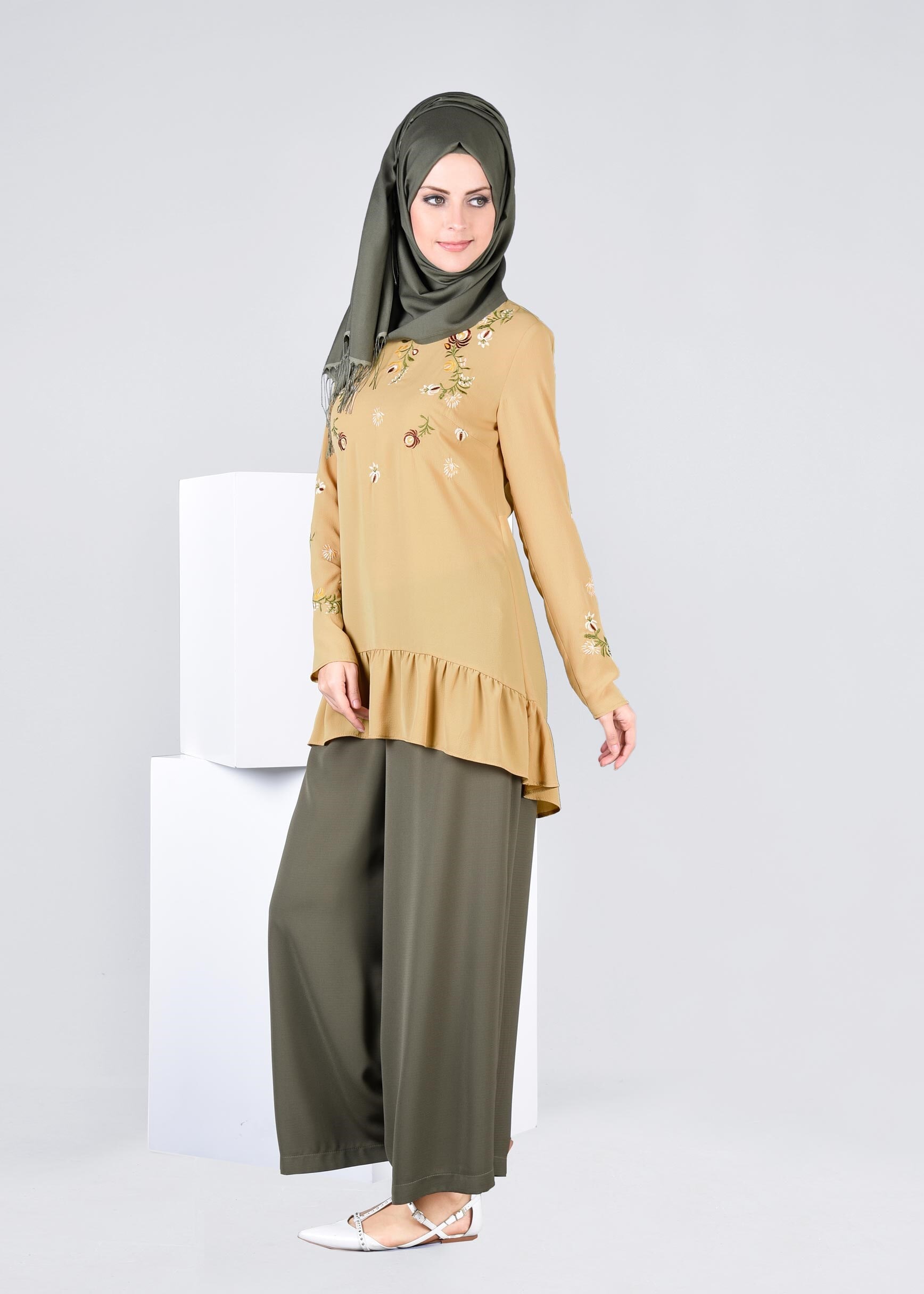 Tesettür giyim SARI ÇİÇEK NAKIŞ İŞLEMELİ VOLANLI BLUZ 4336