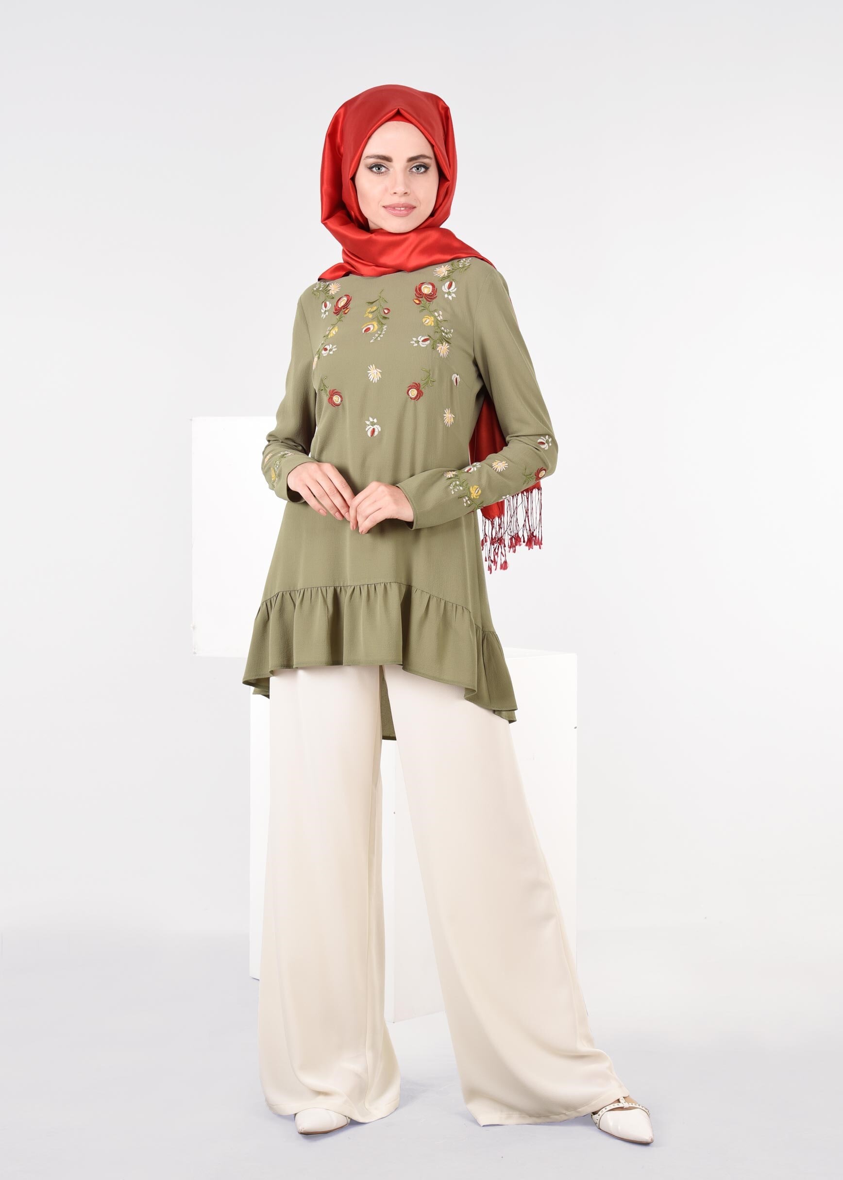 Tesettür giyim HAKİ ÇİÇEK NAKIŞ İŞLEMELİ VOLANLI BLUZ 4336