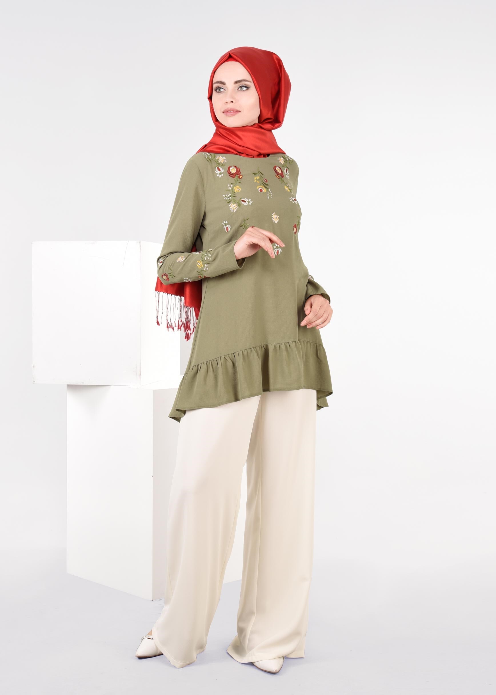 Tesettür giyim HAKİ ÇİÇEK NAKIŞ İŞLEMELİ VOLANLI BLUZ 4336