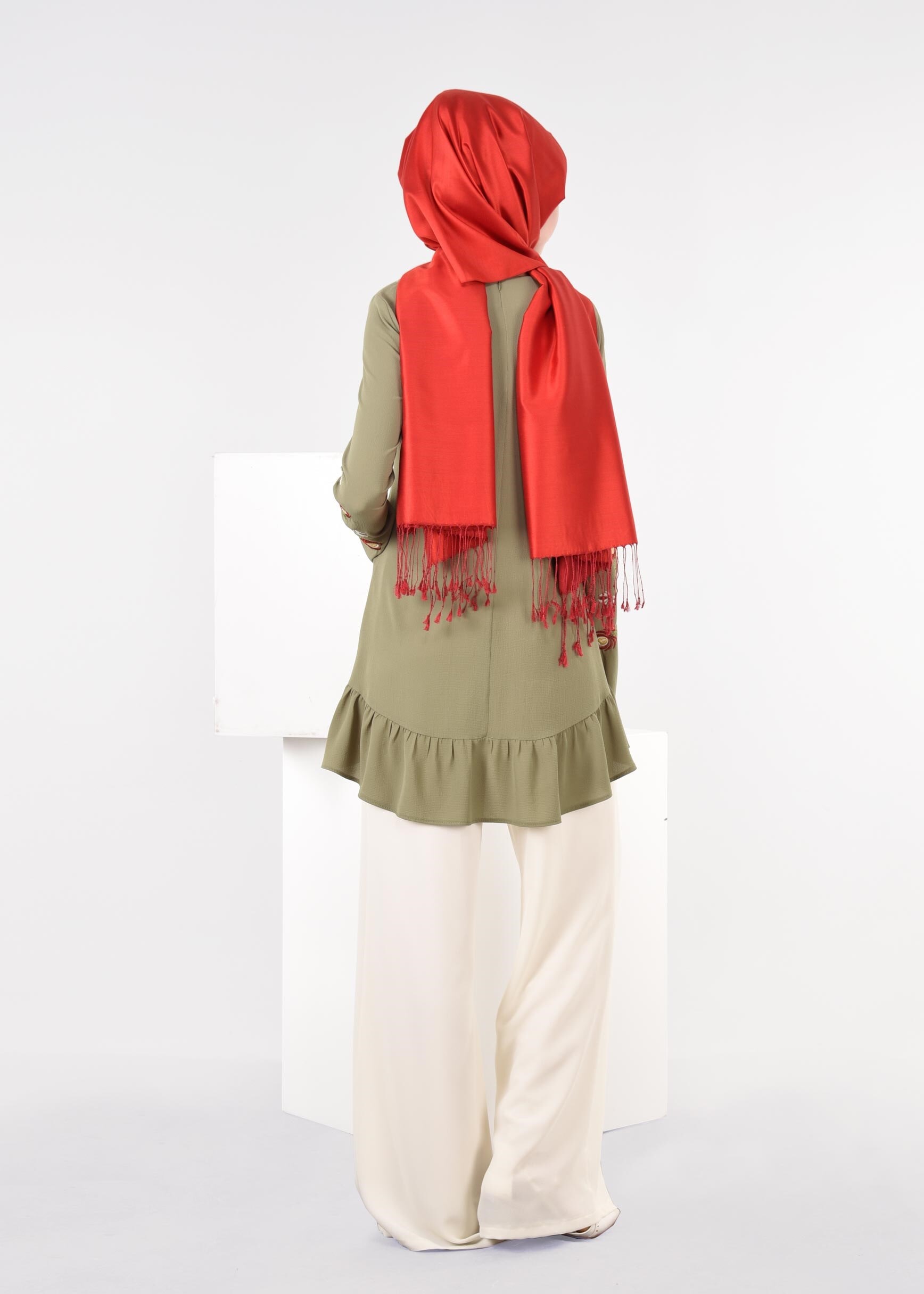 Tesettür giyim HAKİ ÇİÇEK NAKIŞ İŞLEMELİ VOLANLI BLUZ 4336