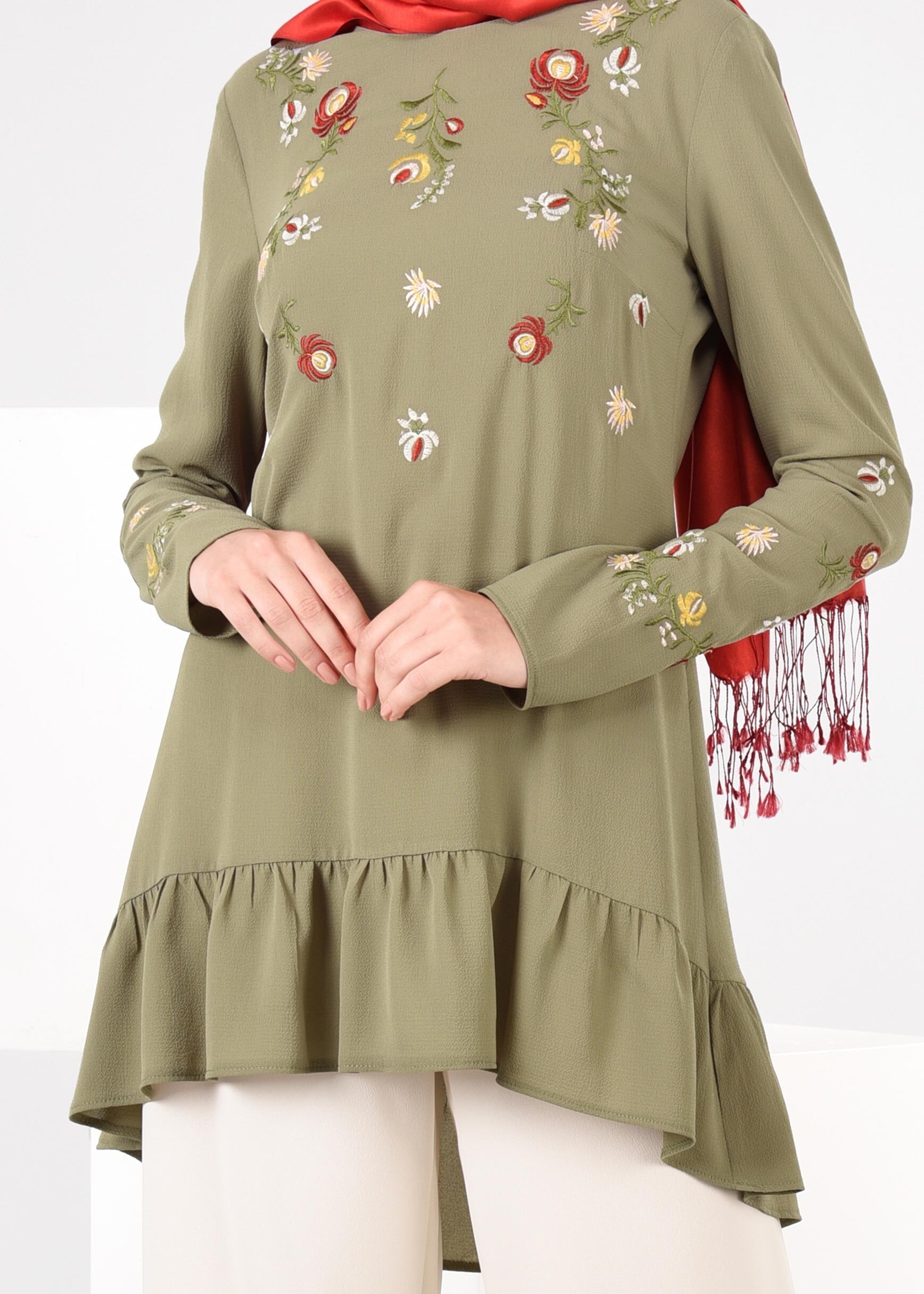 Tesettür giyim HAKİ ÇİÇEK NAKIŞ İŞLEMELİ VOLANLI BLUZ 4336