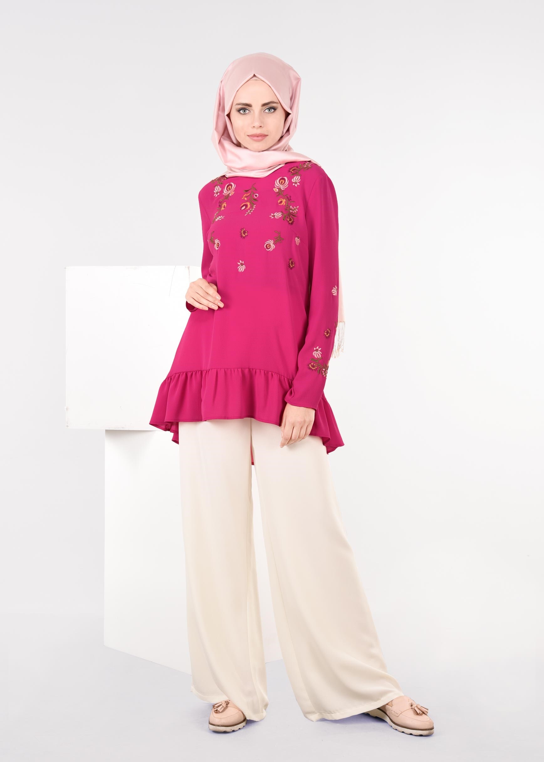 Tesettür giyim FUŞYA ÇİÇEK NAKIŞ İŞLEMELİ VOLANLI BLUZ 4336