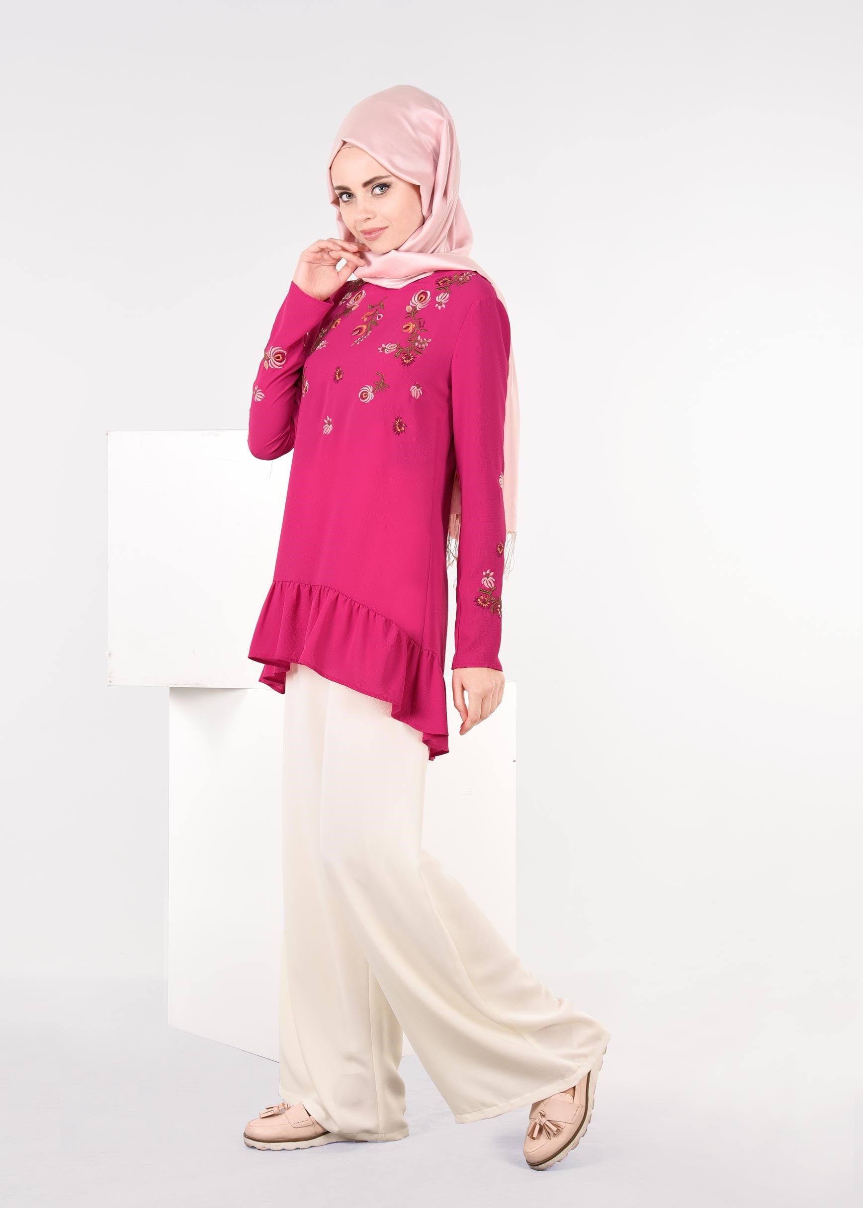 Tesettür giyim FUŞYA ÇİÇEK NAKIŞ İŞLEMELİ VOLANLI BLUZ 4336