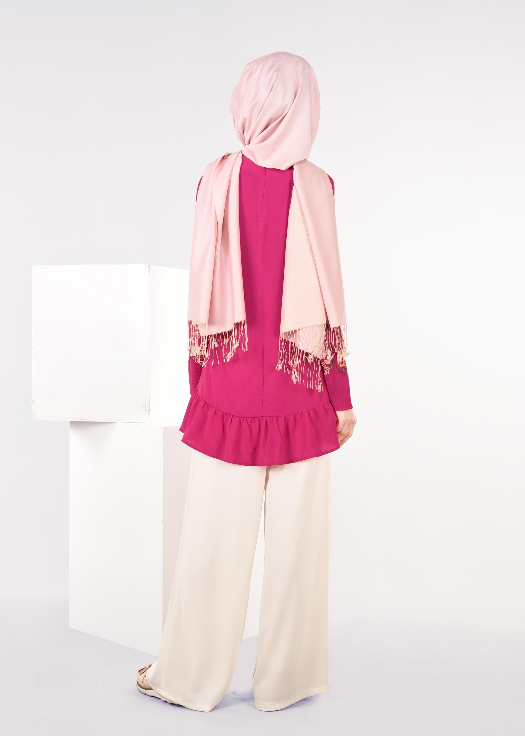 Tesettür giyim FUŞYA ÇİÇEK NAKIŞ İŞLEMELİ VOLANLI BLUZ 4336