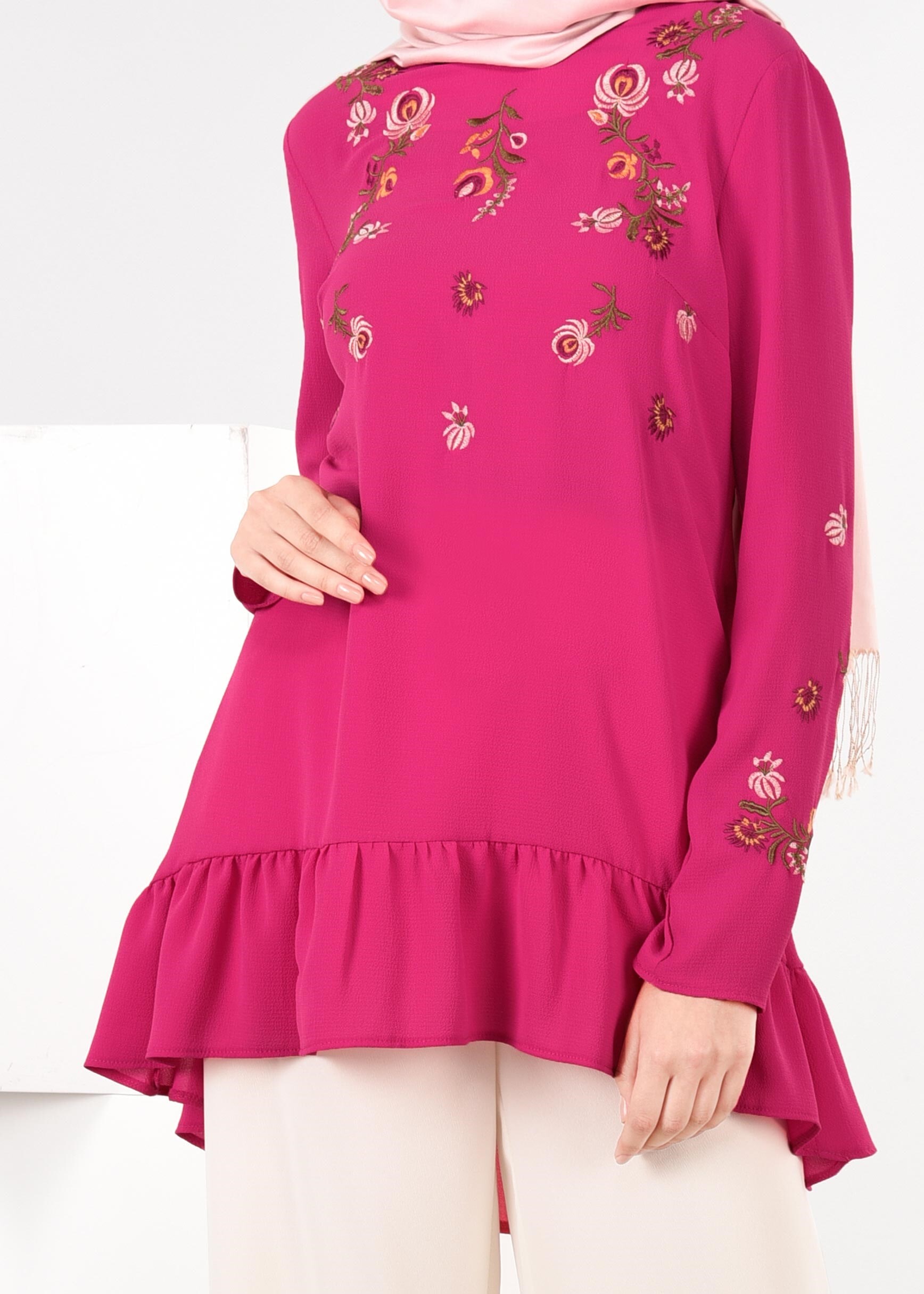 Tesettür giyim FUŞYA ÇİÇEK NAKIŞ İŞLEMELİ VOLANLI BLUZ 4336