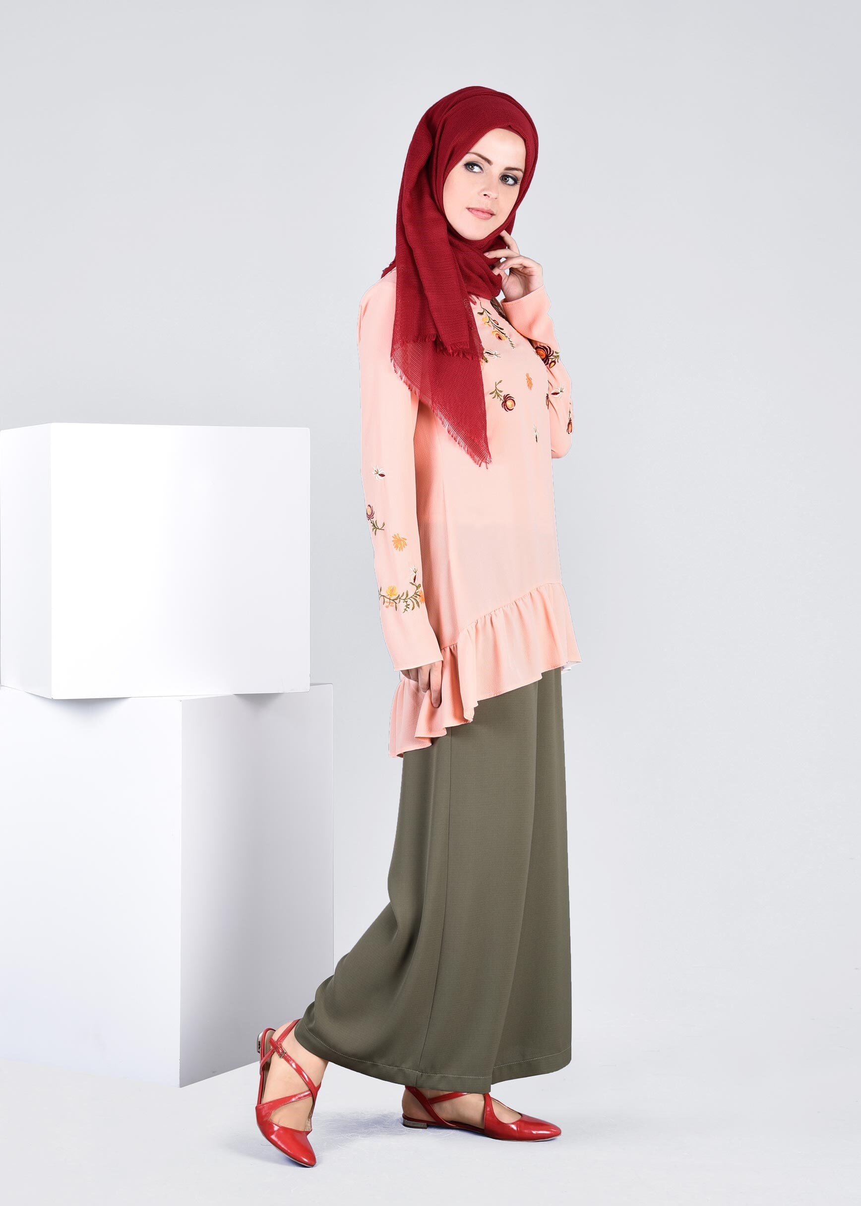 Tesettür giyim PUDRA ÇİÇEK NAKIŞ İŞLEMELİ VOLANLI BLUZ 4336