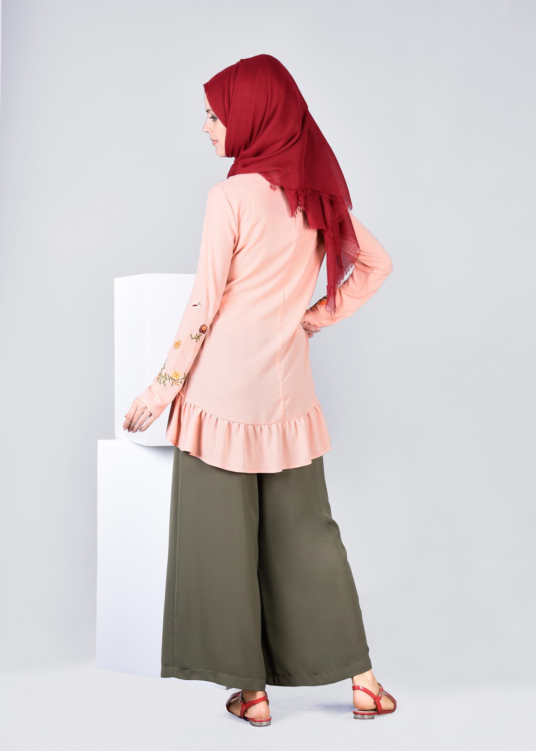 Tesettür giyim PUDRA ÇİÇEK NAKIŞ İŞLEMELİ VOLANLI BLUZ 4336