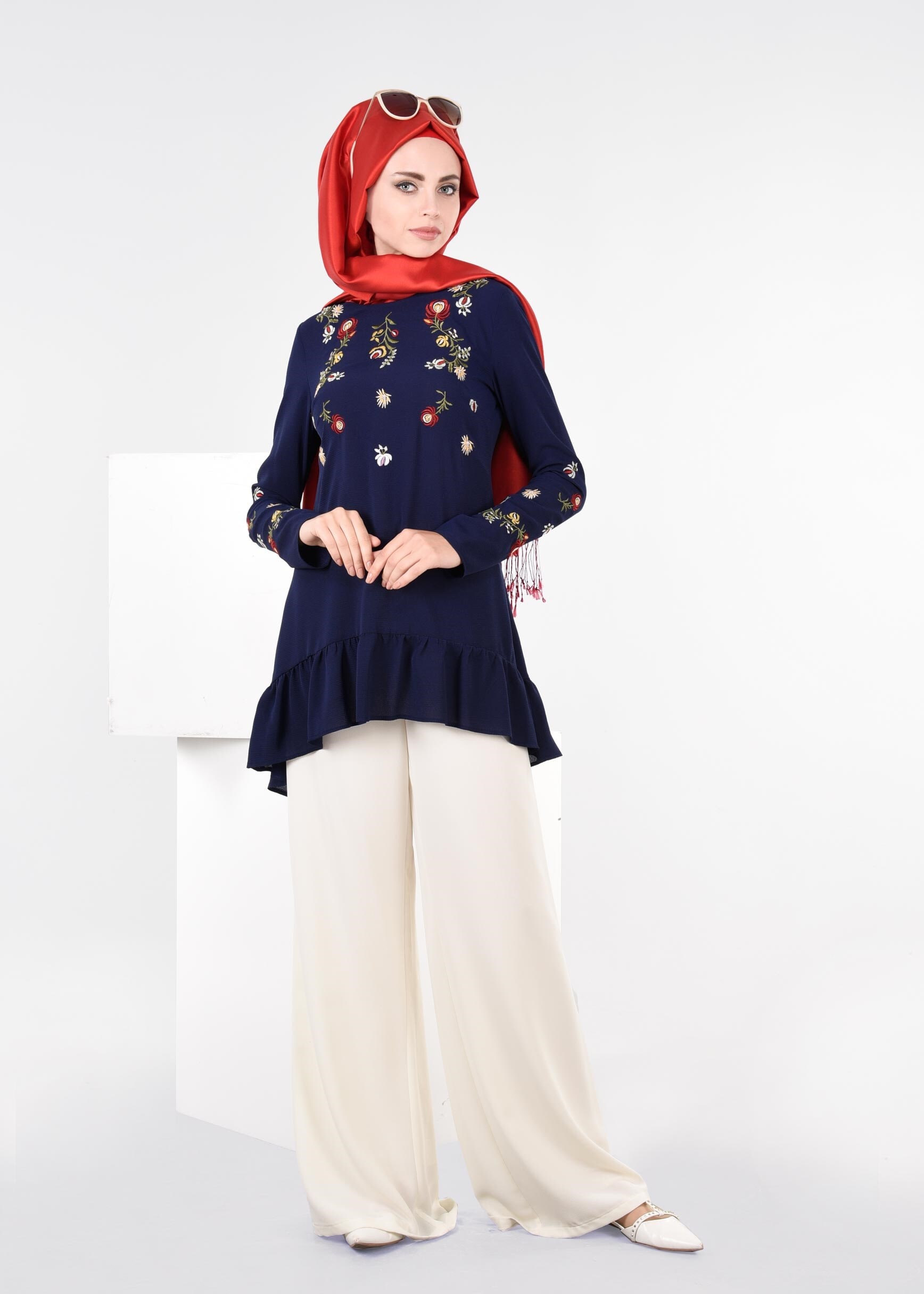 Tesettür giyim LACİVERT ÇİÇEK NAKIŞ İŞLEMELİ VOLANLI BLUZ 4336