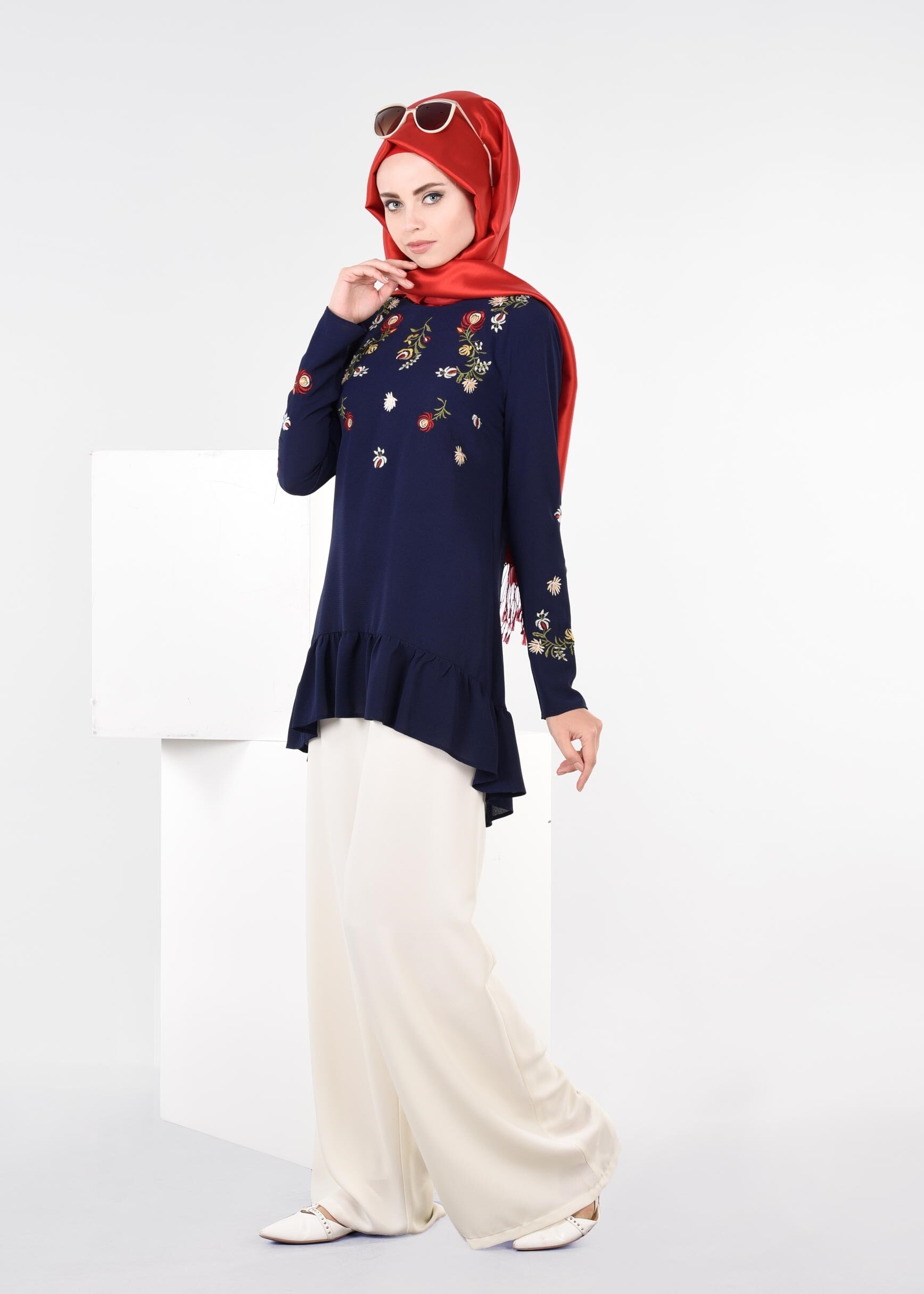 Tesettür giyim LACİVERT ÇİÇEK NAKIŞ İŞLEMELİ VOLANLI BLUZ 4336