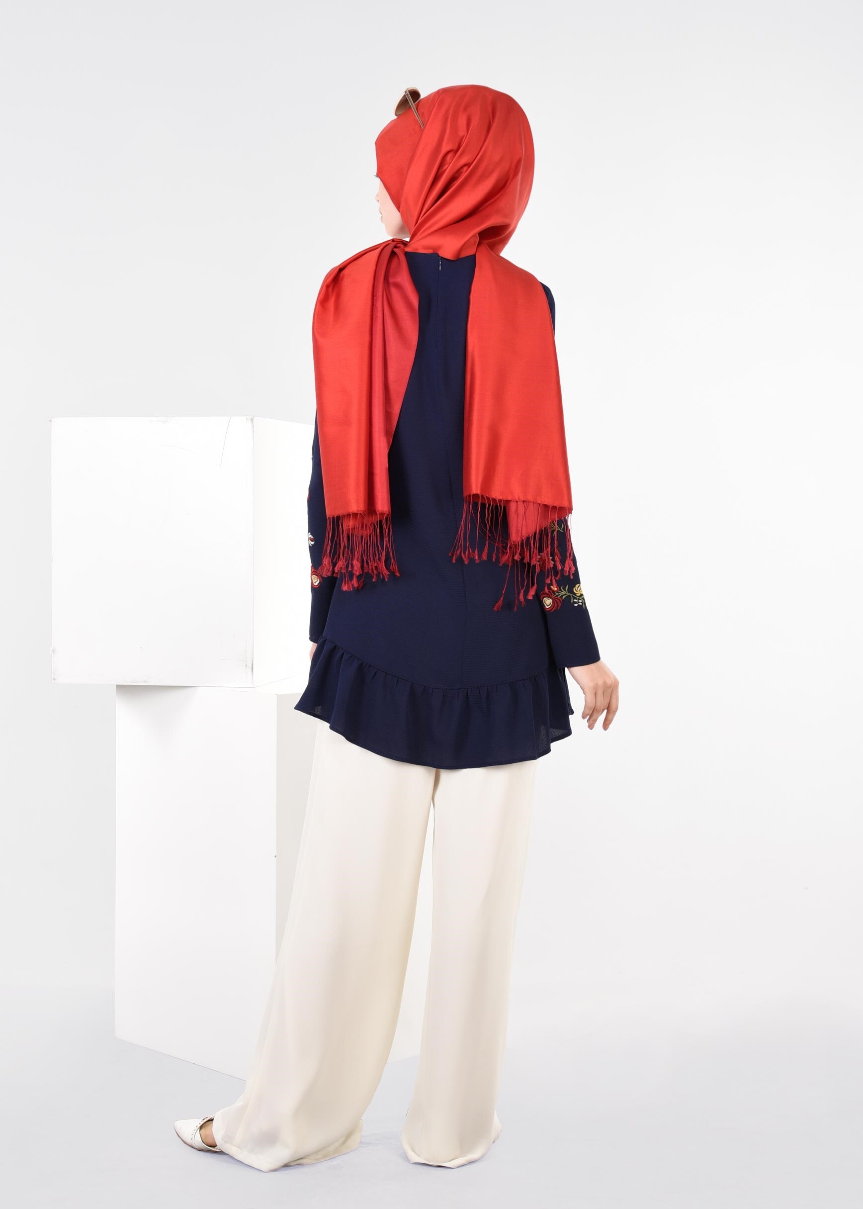 Tesettür giyim LACİVERT ÇİÇEK NAKIŞ İŞLEMELİ VOLANLI BLUZ 4336