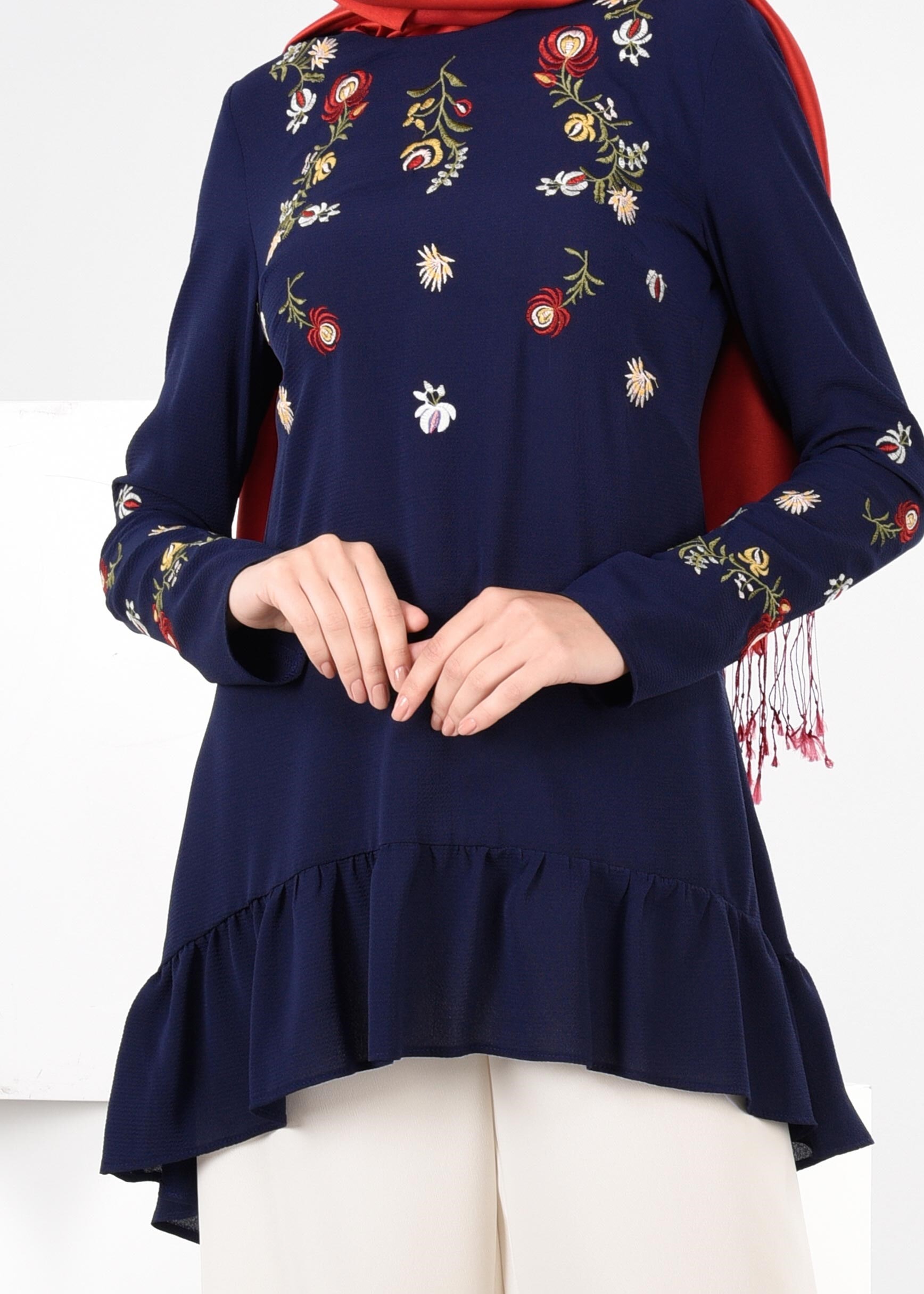 Tesettür giyim LACİVERT ÇİÇEK NAKIŞ İŞLEMELİ VOLANLI BLUZ 4336