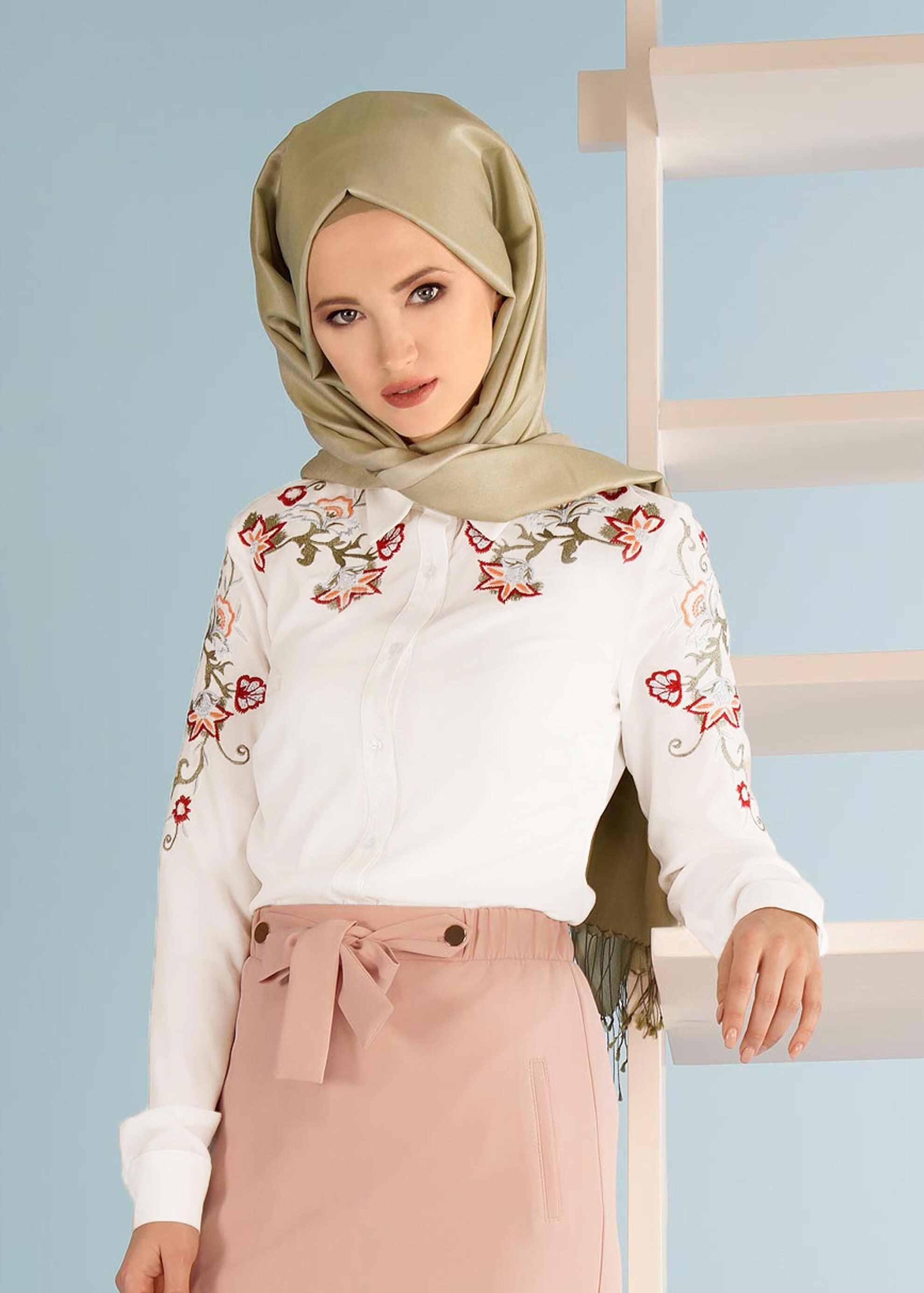 Tesettür giyim BEYAZ ÇİÇEK NAKIŞ İŞLEMELİ DÜĞMELİ BLUZ 4353