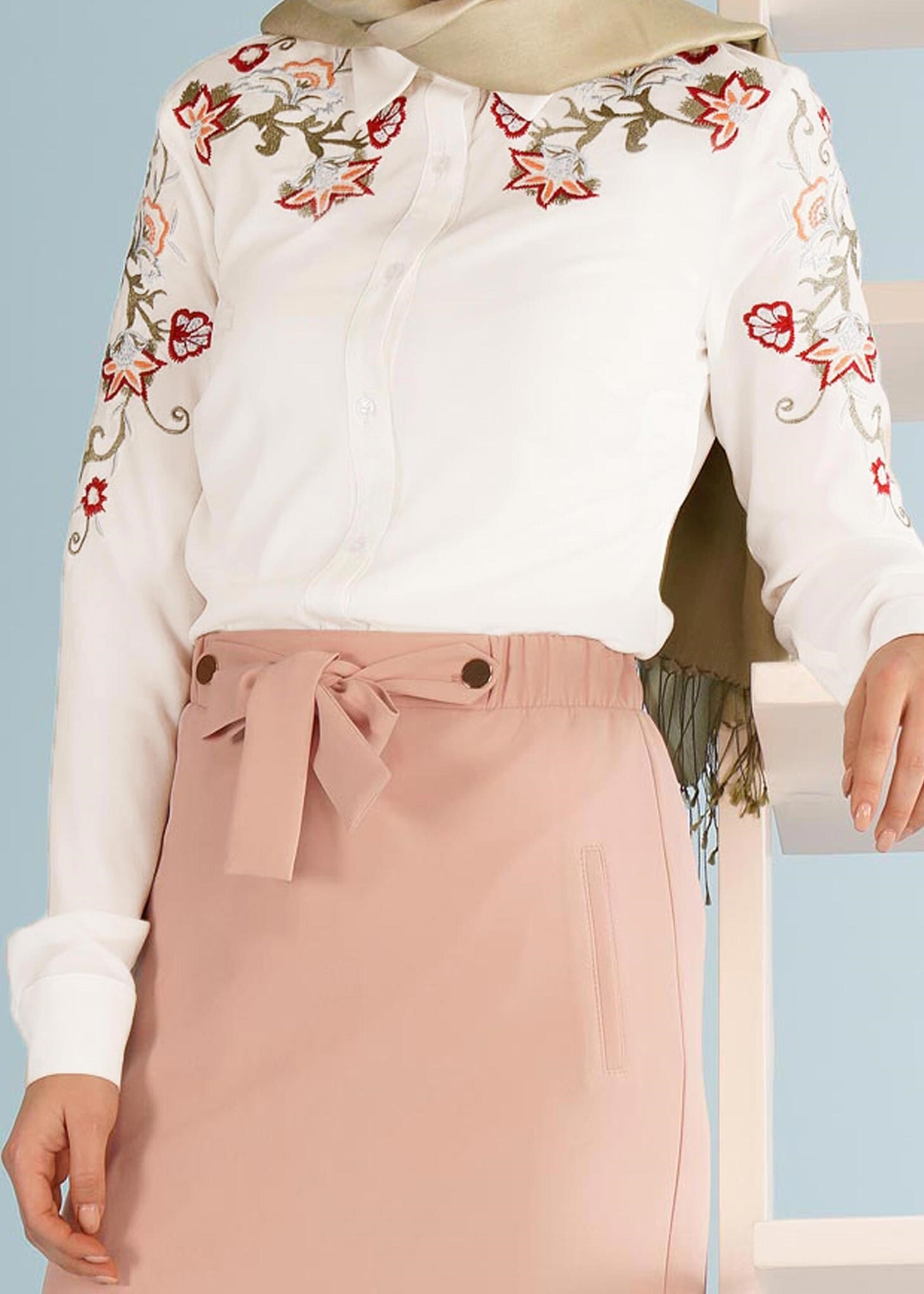 Tesettür giyim BEYAZ ÇİÇEK NAKIŞ İŞLEMELİ DÜĞMELİ BLUZ 4353