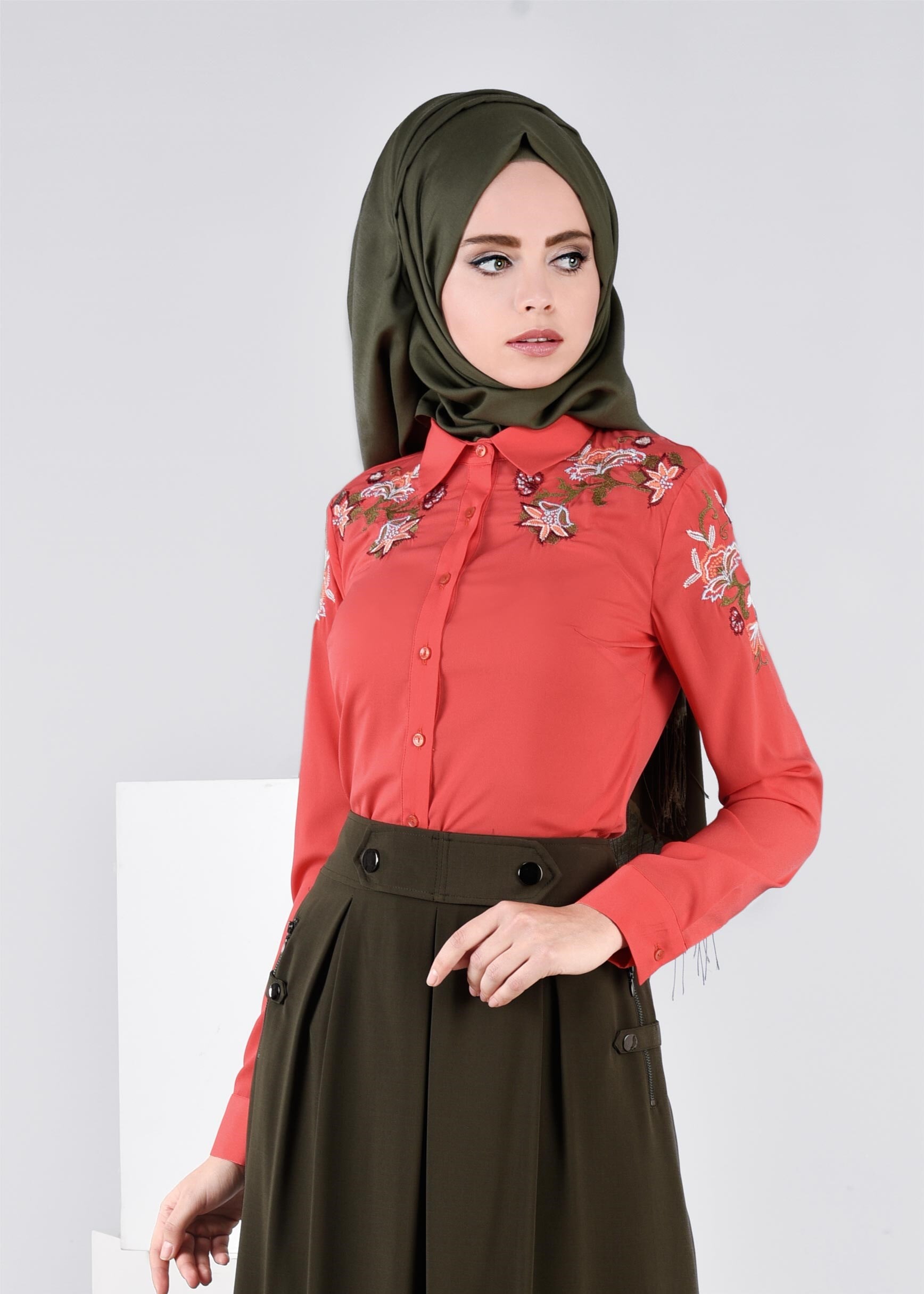 Tesettür giyim KIRMIZI ÇİÇEK NAKIŞ İŞLEMELİ DÜĞMELİ BLUZ 4353