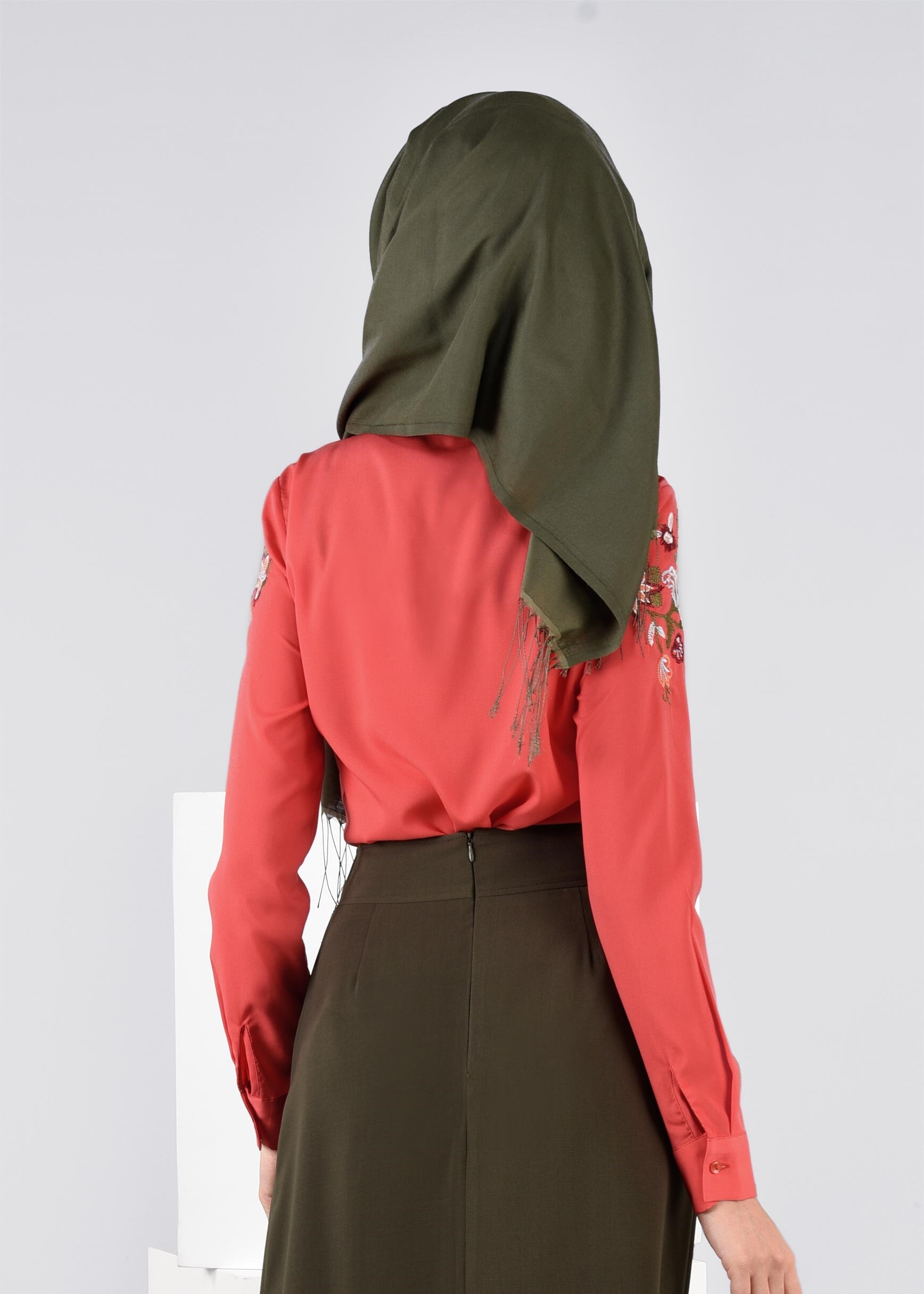 Tesettür giyim KIRMIZI ÇİÇEK NAKIŞ İŞLEMELİ DÜĞMELİ BLUZ 4353