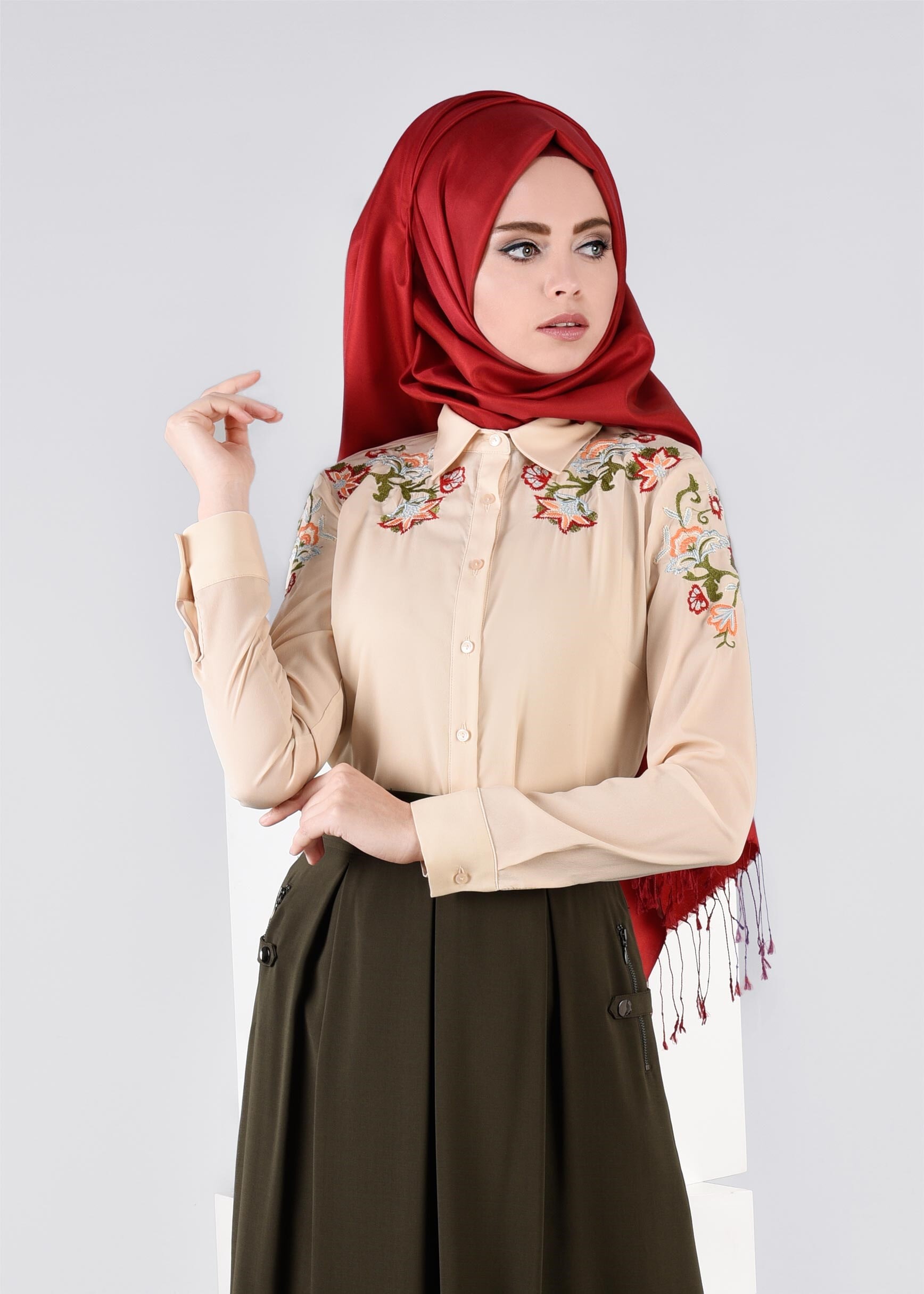 Tesettür giyim BEJ ÇİÇEK NAKIŞ İŞLEMELİ DÜĞMELİ BLUZ 4353