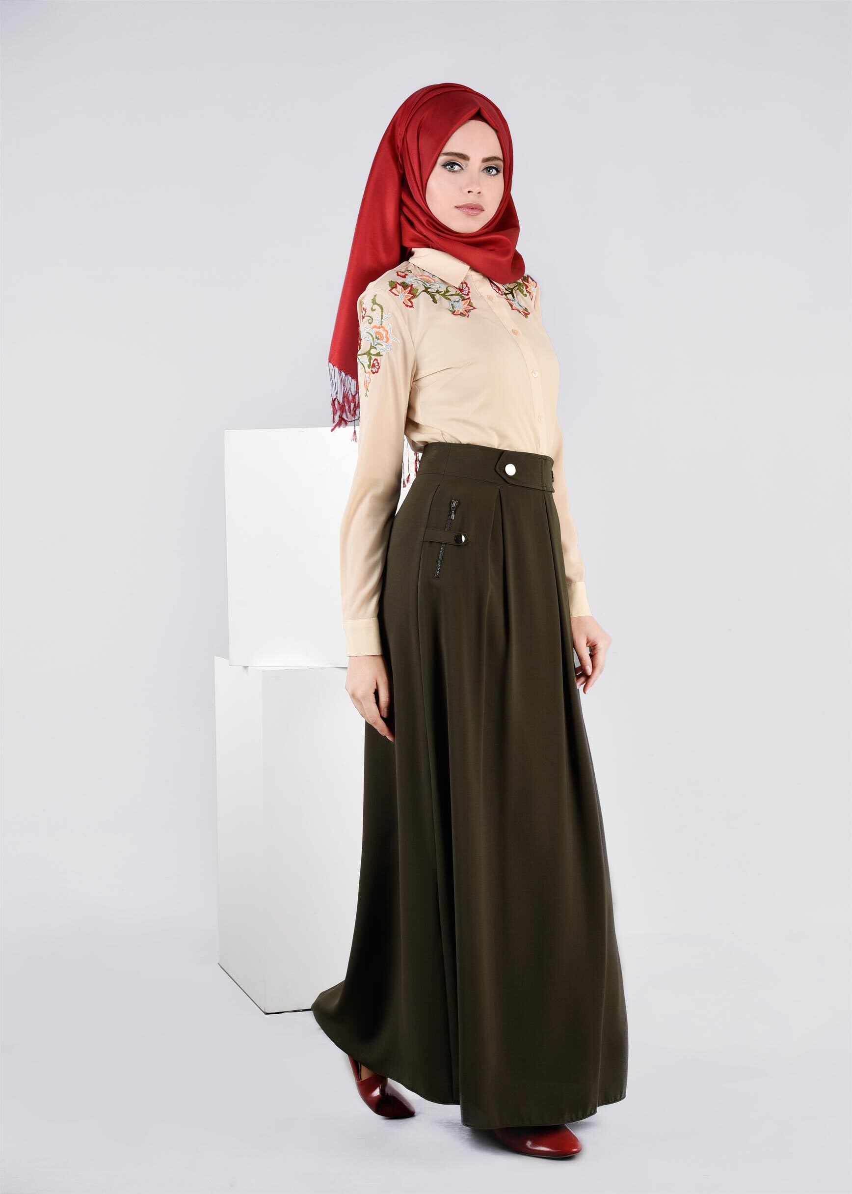 Tesettür giyim BEJ ÇİÇEK NAKIŞ İŞLEMELİ DÜĞMELİ BLUZ 4353