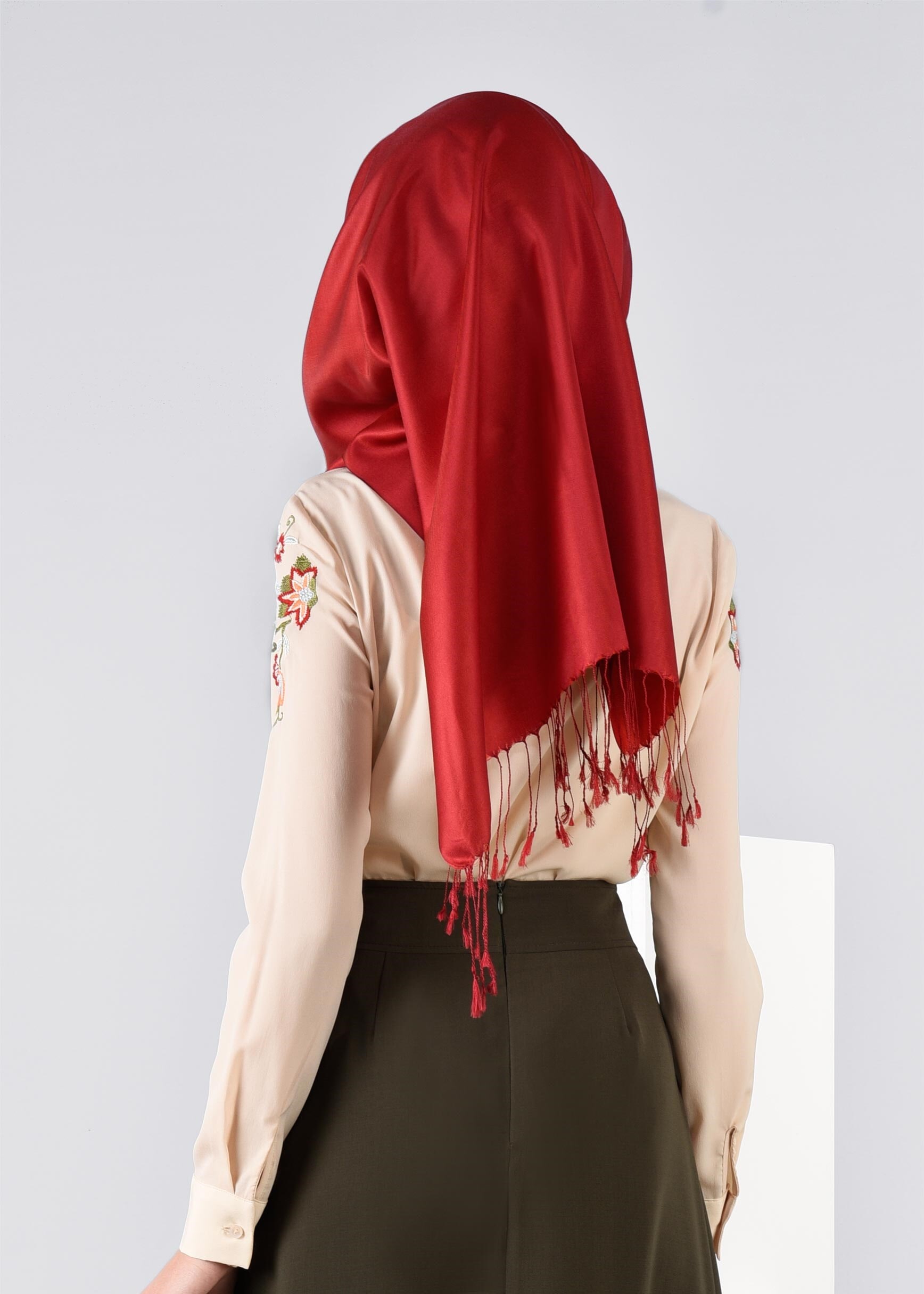 Tesettür giyim BEJ ÇİÇEK NAKIŞ İŞLEMELİ DÜĞMELİ BLUZ 4353