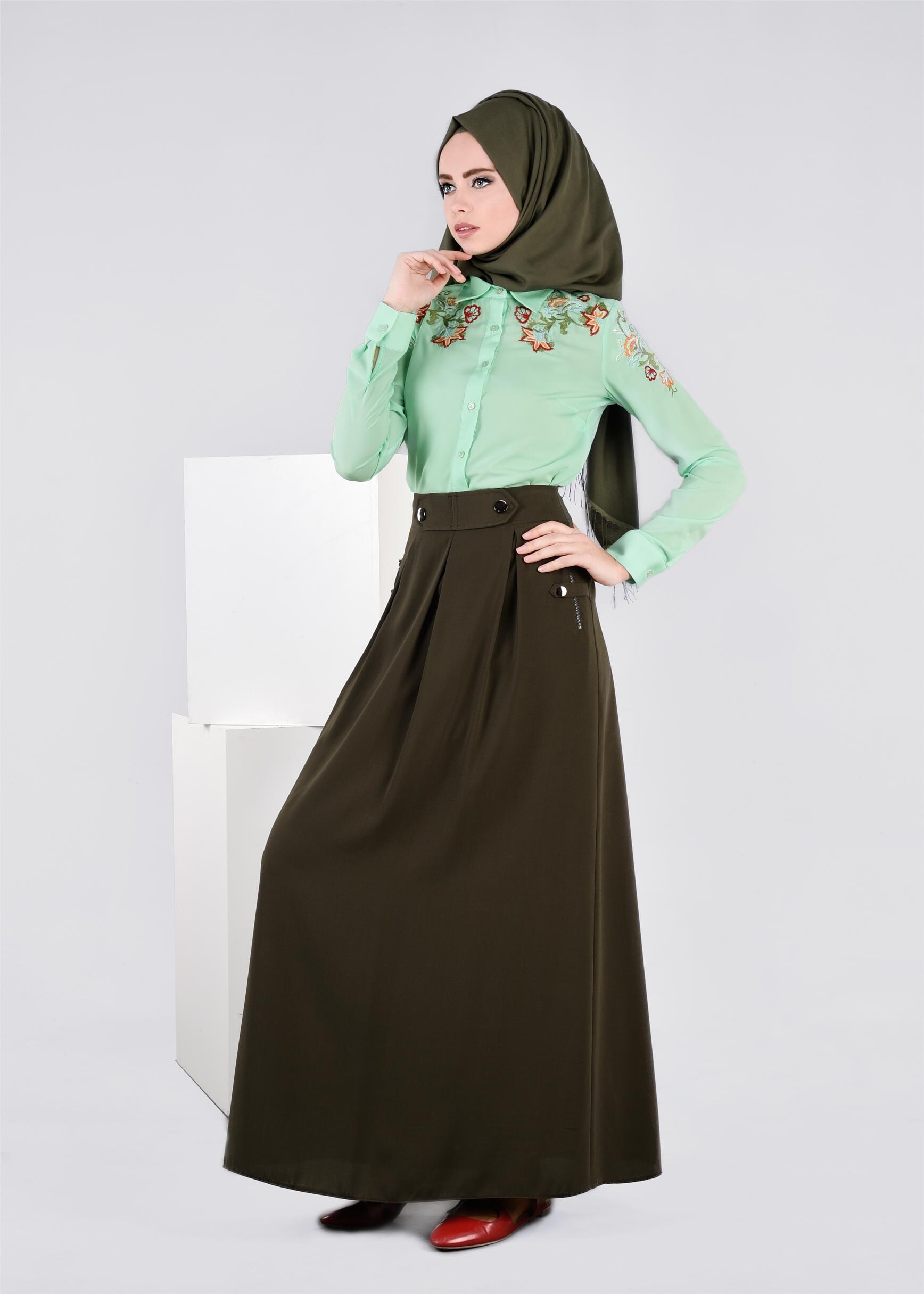 Tesettür giyim YEŞİL ÇİÇEK NAKIŞ İŞLEMELİ DÜĞMELİ BLUZ 4353