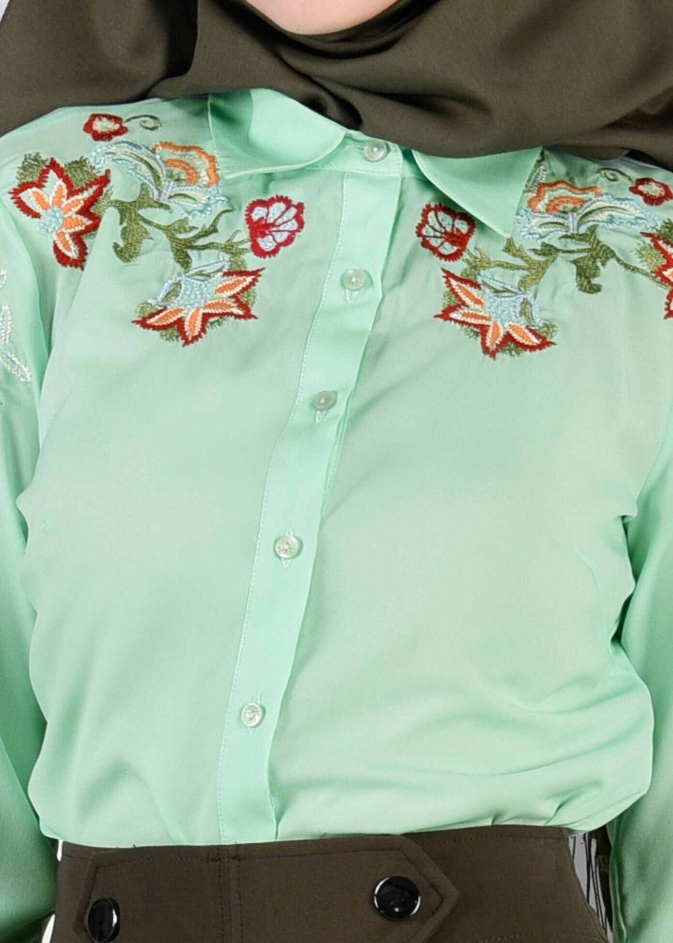 Tesettür giyim YEŞİL ÇİÇEK NAKIŞ İŞLEMELİ DÜĞMELİ BLUZ 4353