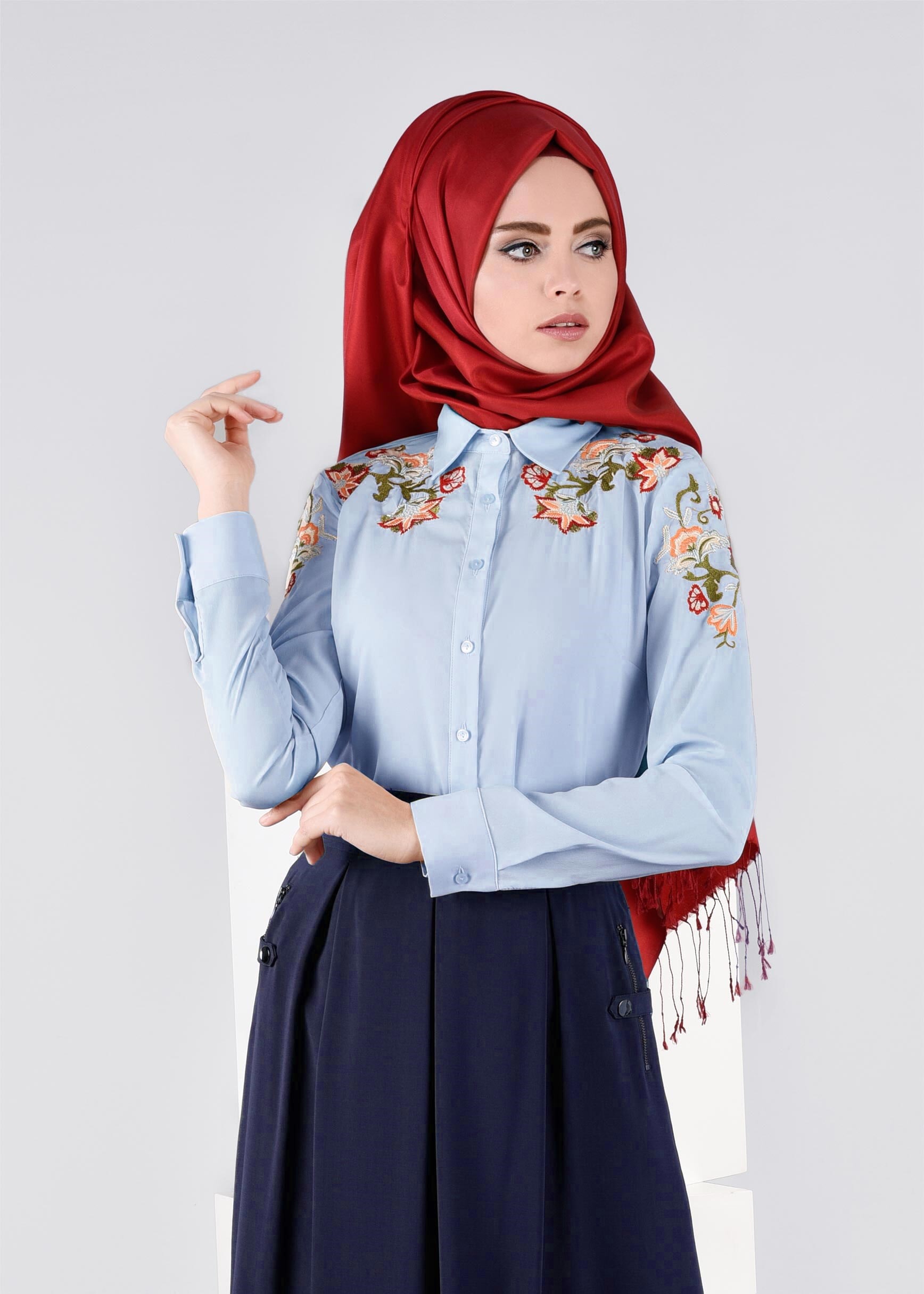 Tesettür giyim MAVİ ÇİÇEK NAKIŞ İŞLEMELİ DÜĞMELİ BLUZ 4353