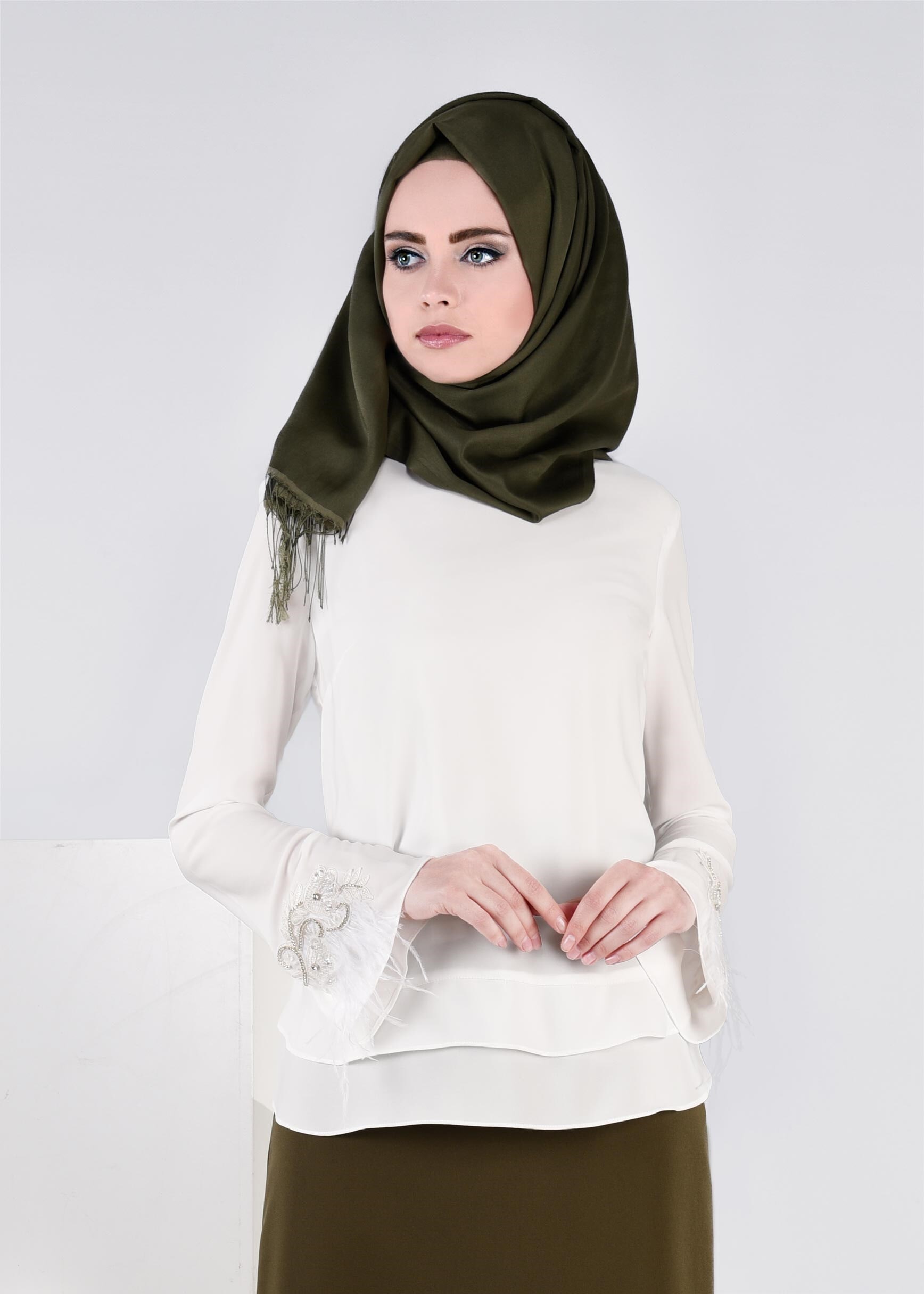 Tesettür giyim BEYAZ MANŞETLERİ TÜY DETAYLI NAKIŞLI BLUZ 4417 