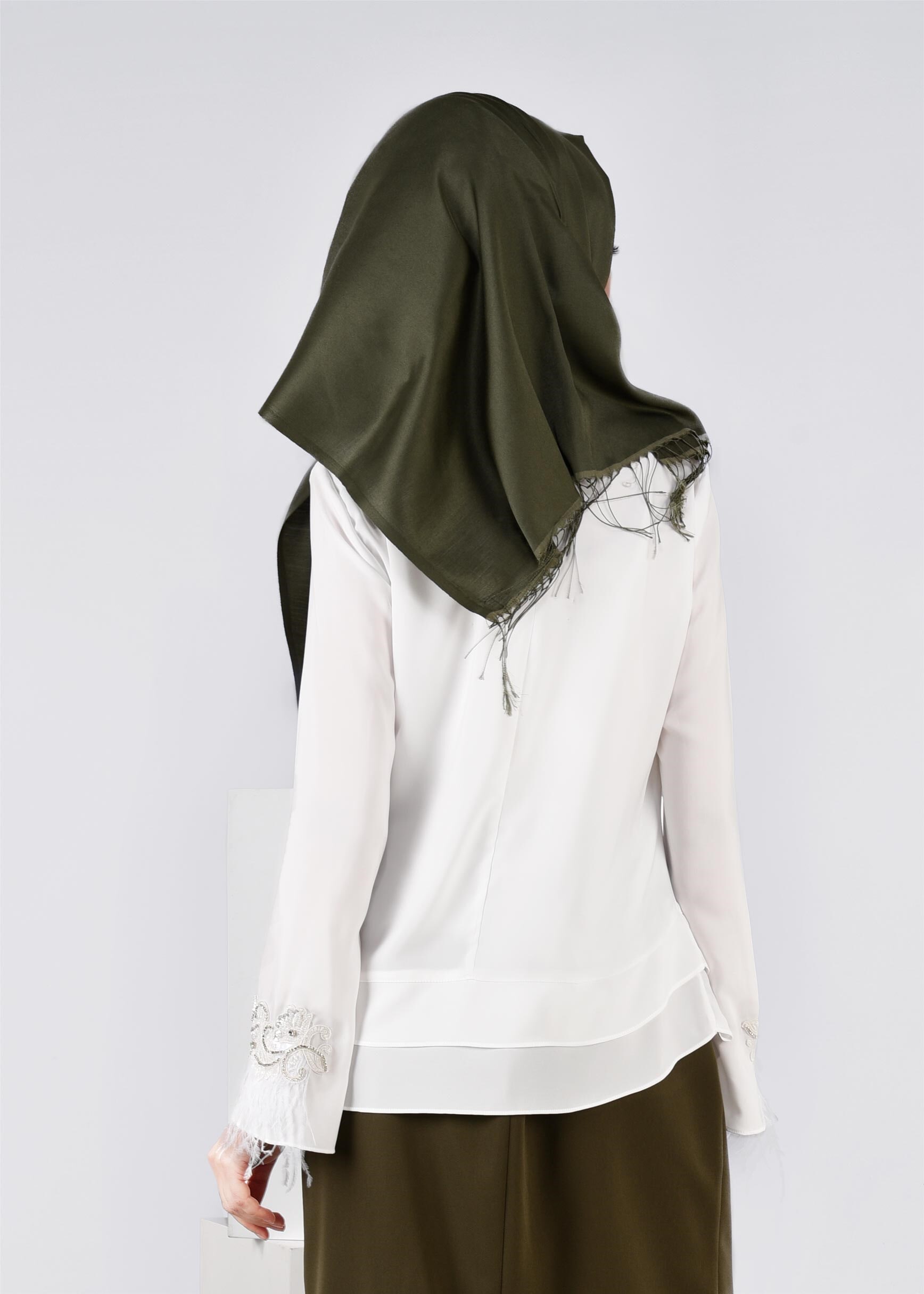 Tesettür giyim BEYAZ MANŞETLERİ TÜY DETAYLI NAKIŞLI BLUZ 4417 