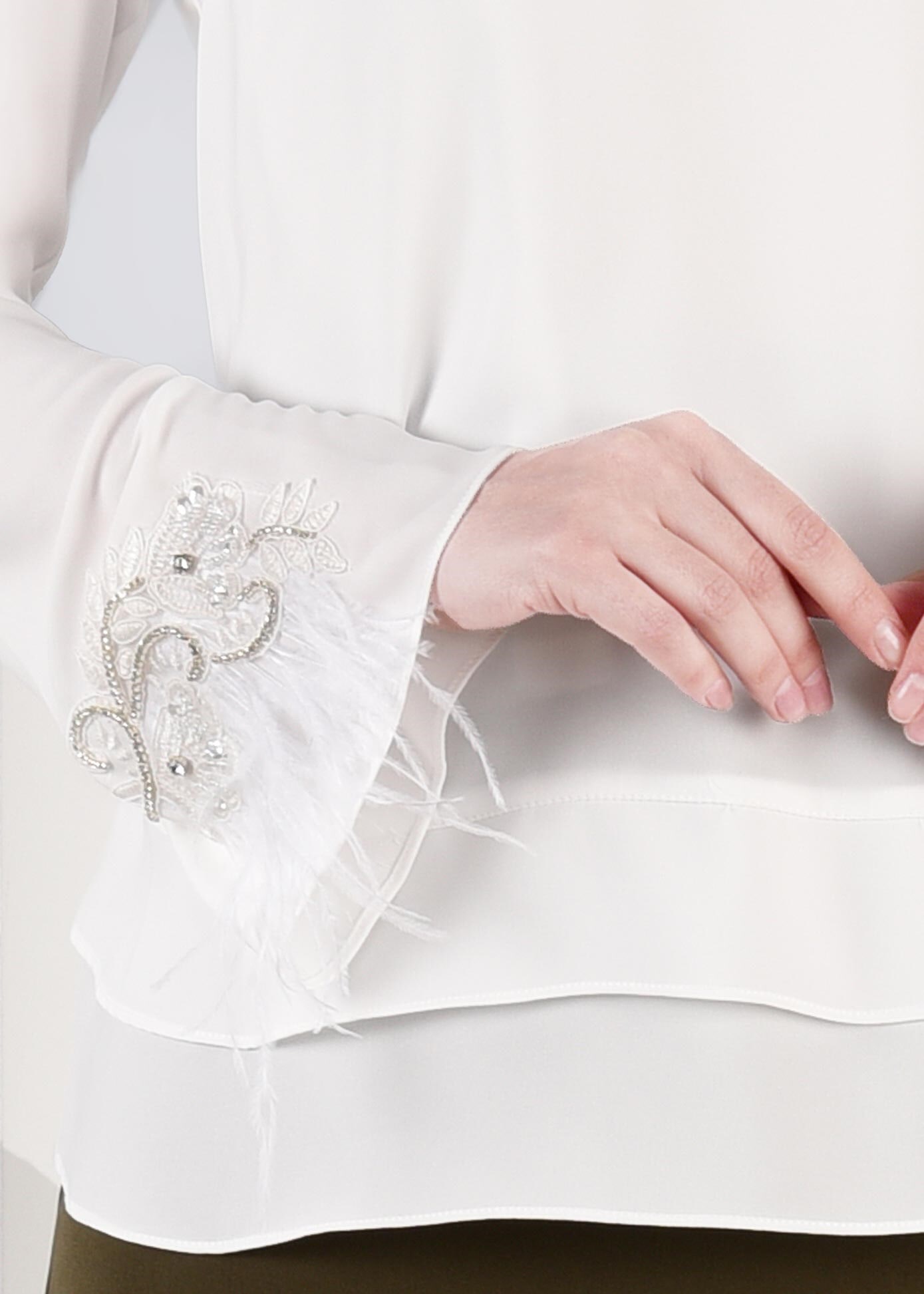 Tesettür giyim BEYAZ MANŞETLERİ TÜY DETAYLI NAKIŞLI BLUZ 4417 