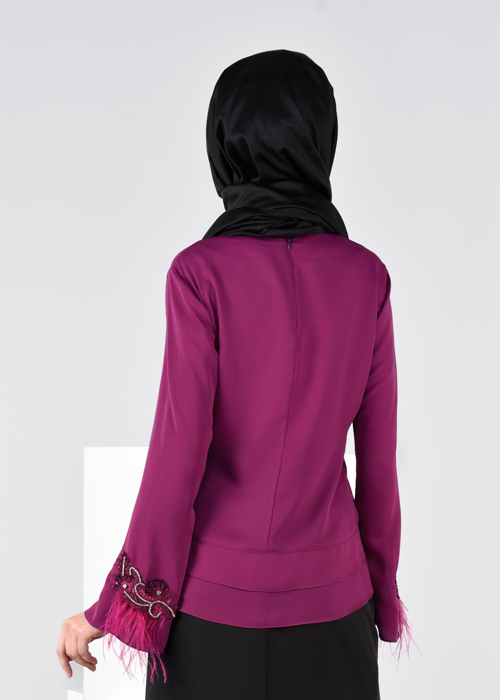 Tesettür giyim MOR MANŞETLERİ TÜY DETAYLI NAKIŞLI BLUZ 4417 