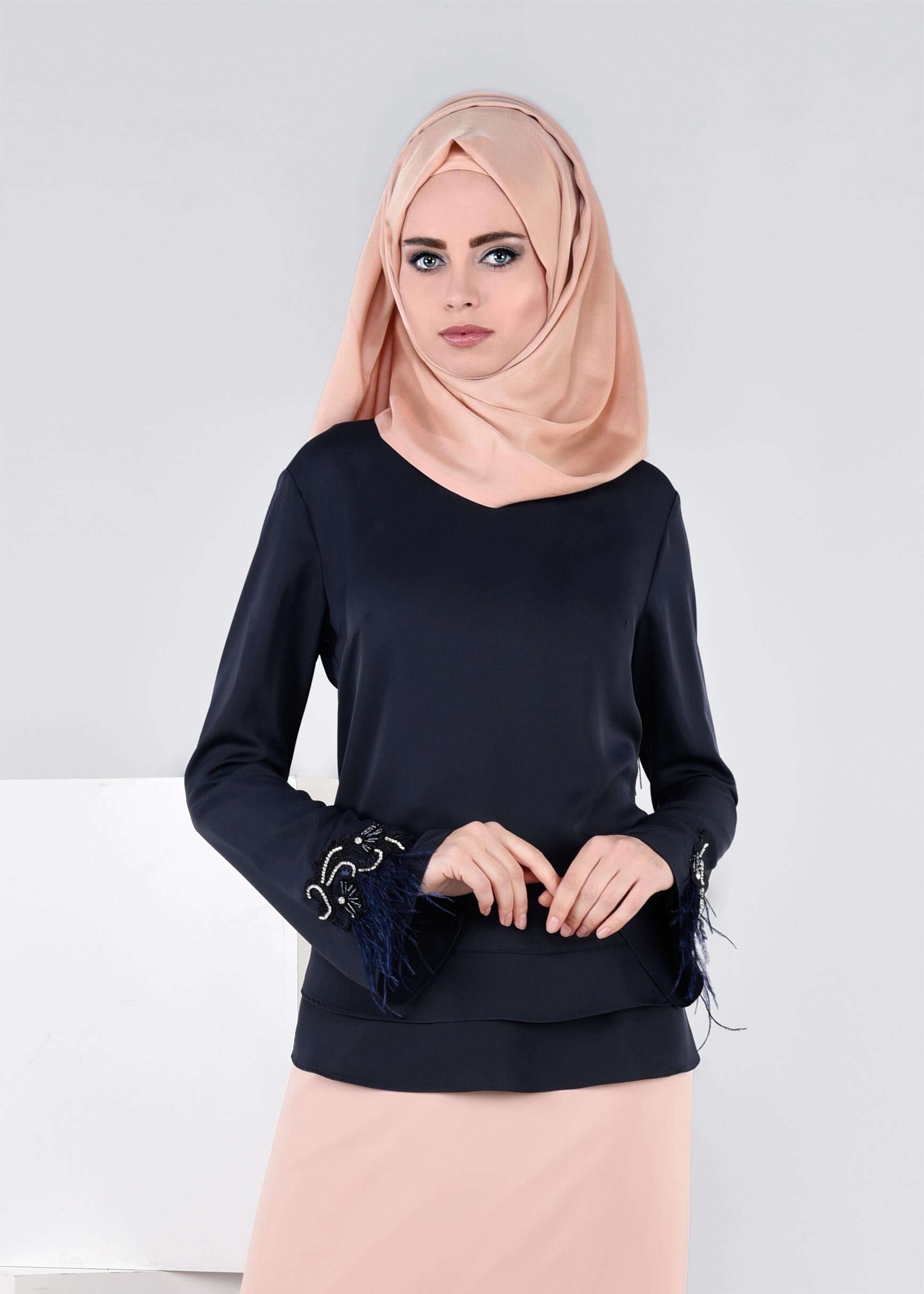 Tesettür giyim LACİVERT MANŞETLERİ TÜY DETAYLI NAKIŞLI BLUZ 4417 